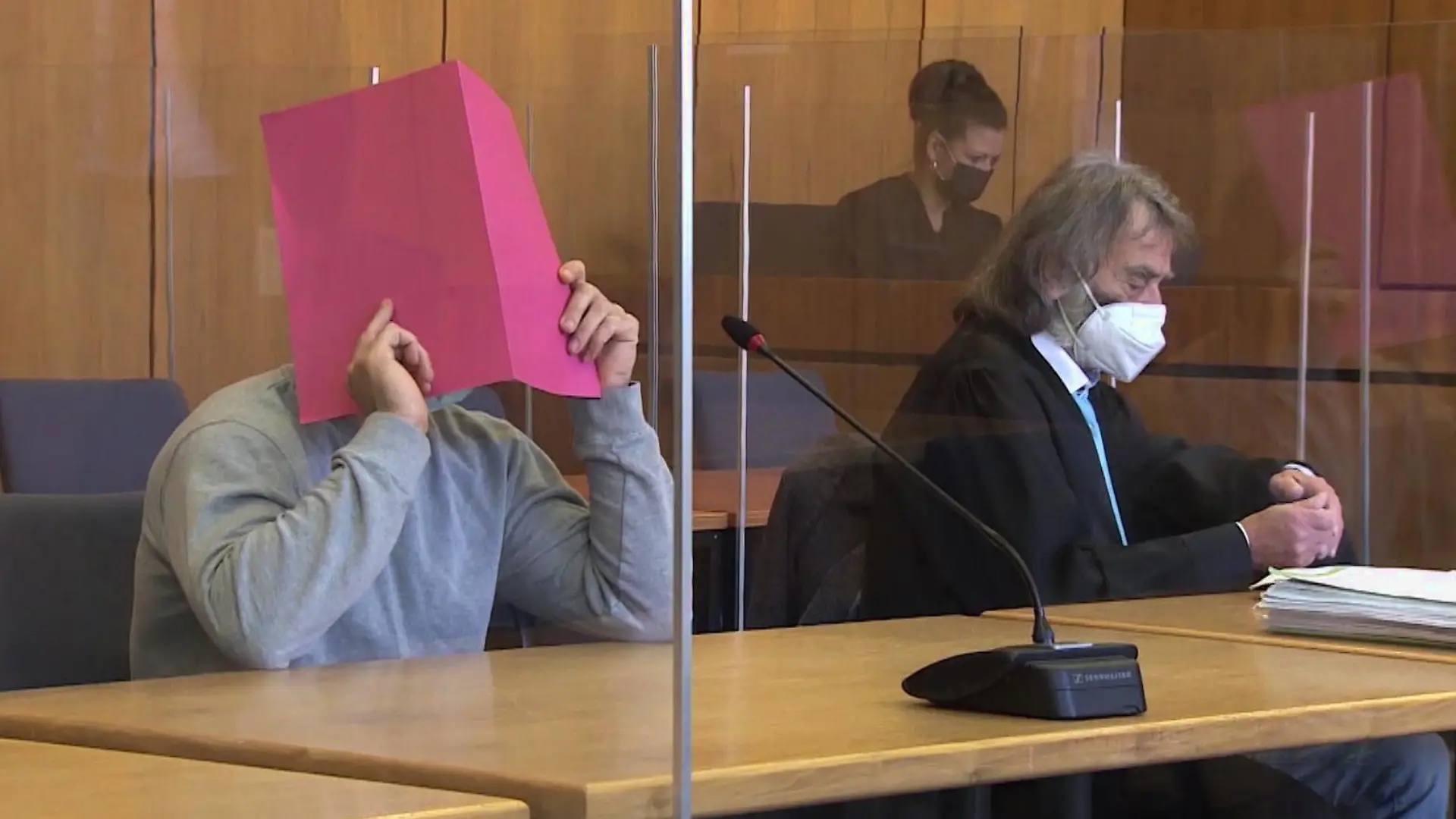 Emin D. schützt beim Prozessauftakt am Landgericht Hildesheim sein Gesicht vor den Fotografen und Kameraleuten. Während der Verhandlung lässt er seinen Anwalt für sich sprechen.