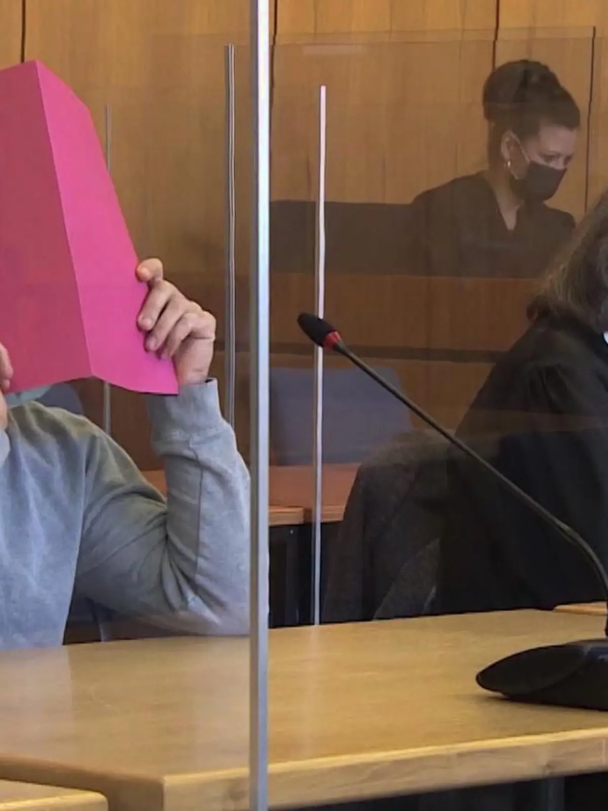 Emin D. schützt beim Prozessauftakt am Landgericht Hildesheim sein Gesicht vor den Fotografen und Kameraleuten. Während der Verhandlung lässt er seinen Anwalt für sich sprechen.