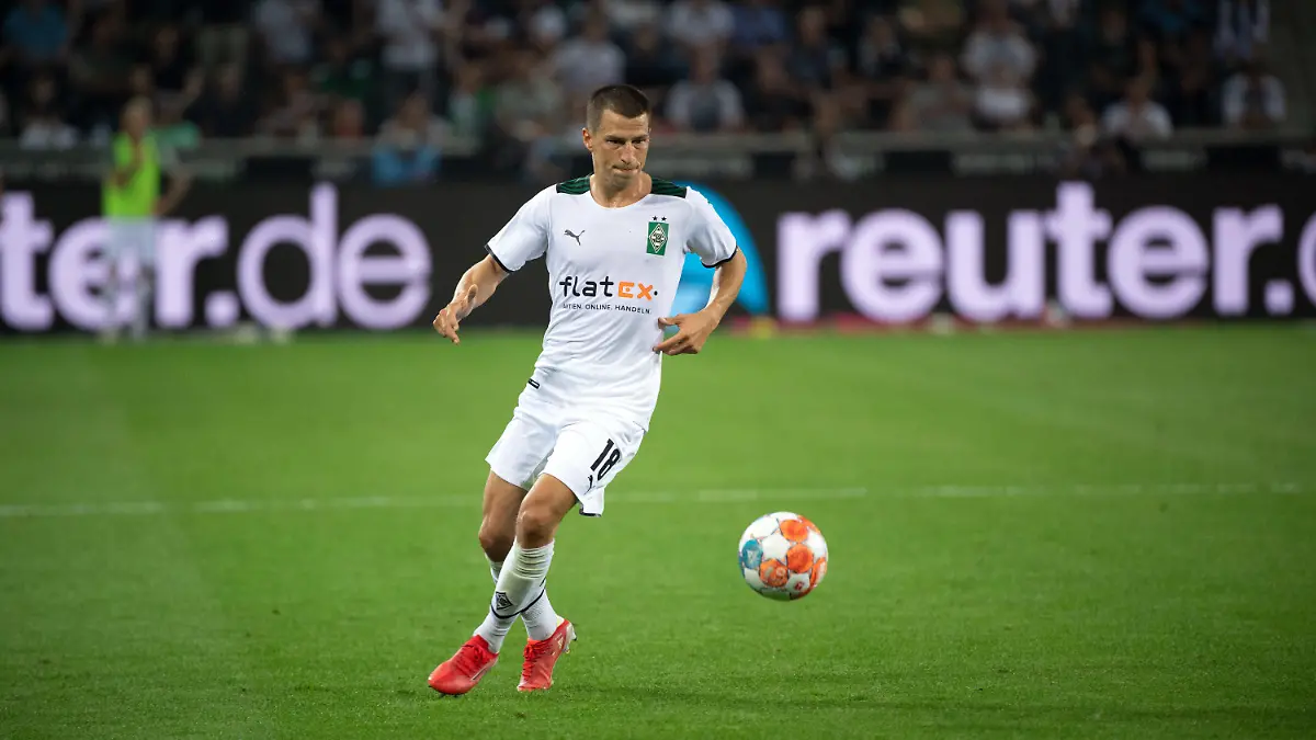 ARCHIV - 13.08.2021, Nordrhein-Westfalen, Mönchengladbach: Fußball: Bundesliga, Bor. Mönchengladbach - Bayern München, 1. Spieltag, Stadion im Borussia-Park. Mönchengladbachs Stefan Lainer spielt den Ball. (zu dpa: «Manager Virkus: Holen keinen Ersatz für erkrankten Lainer») Foto: Federico Gambarini/dpa - WICHTIGER HINWEIS: Gemäß den Vorgaben der DFL Deutsche Fußball Liga bzw. des DFB Deutscher Fußball-Bund ist es untersagt, in dem Stadion und/oder vom Spiel angefertigte Fotoaufnahmen in Form von Sequenzbildern und/oder videoähnlichen Fotostrecken zu verwerten bzw. verwerten zu lassen. +++ dpa-Bildfunk +++