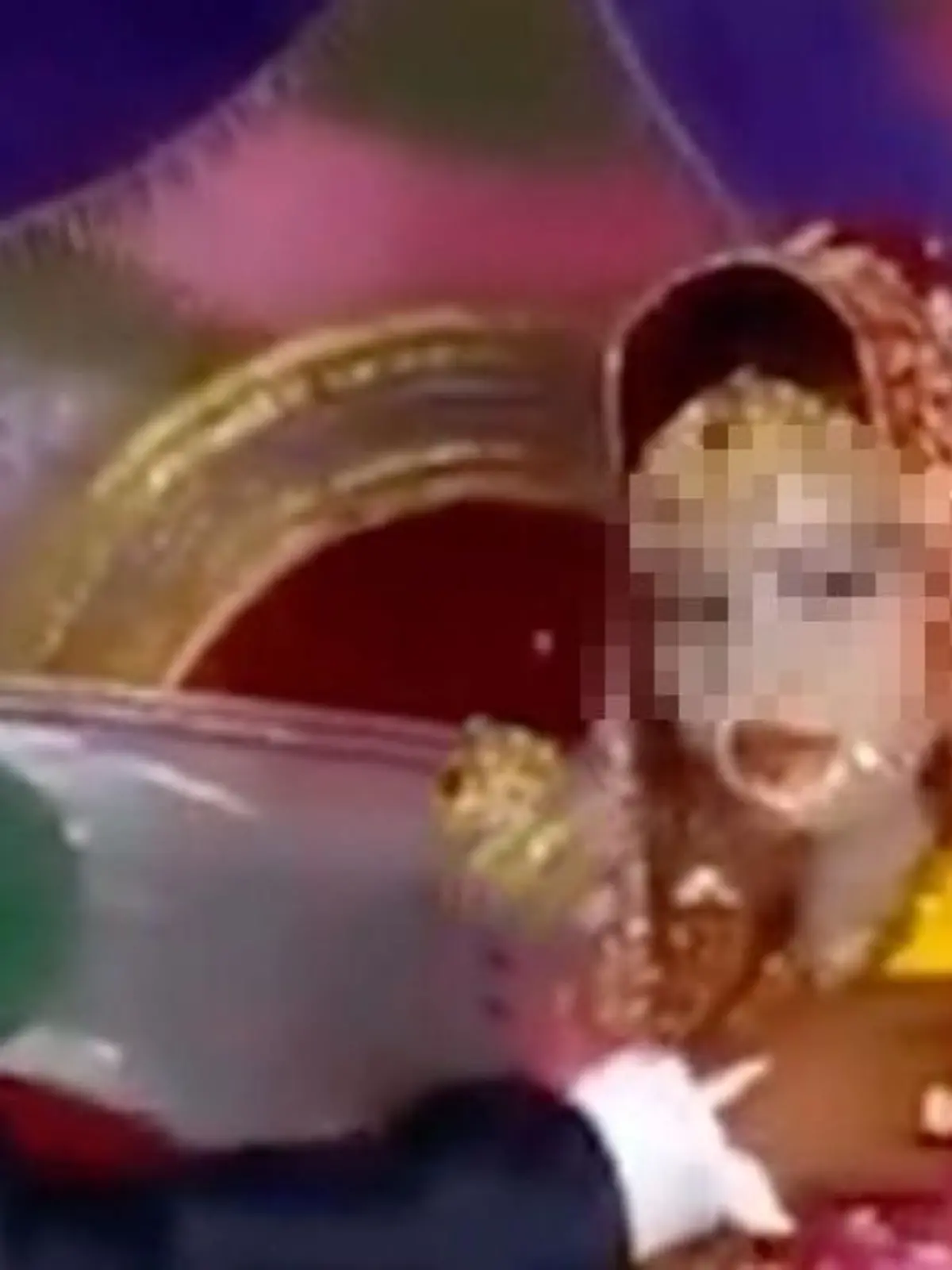 Dieses Foto soll den Bräutigam mit der Schwester seinen verstorbenen Braut zeigen