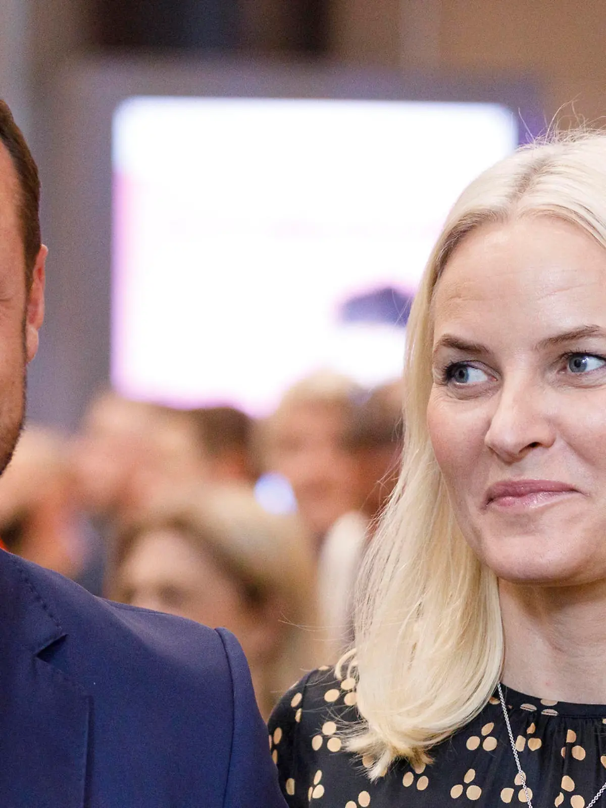  Kronprinzessin Mette-Marit und Kronprinz Haakon von Norwegen beim Besuch des norwegischen Kronprinzenpaares in der Buchhandlung Ludwig im Kölner Hauptbahnhof. Köln, 14.10.2019  Crown Princess Mette Marit and Crown Prince Haakon of Norway during the visit of the Norwegian Crown Prince and Crown Princess to the Ludwig bookshop in Cologne Central Station, Cologne, 14 10 2019 Foto:xC.xHardtx/xFuturexImage