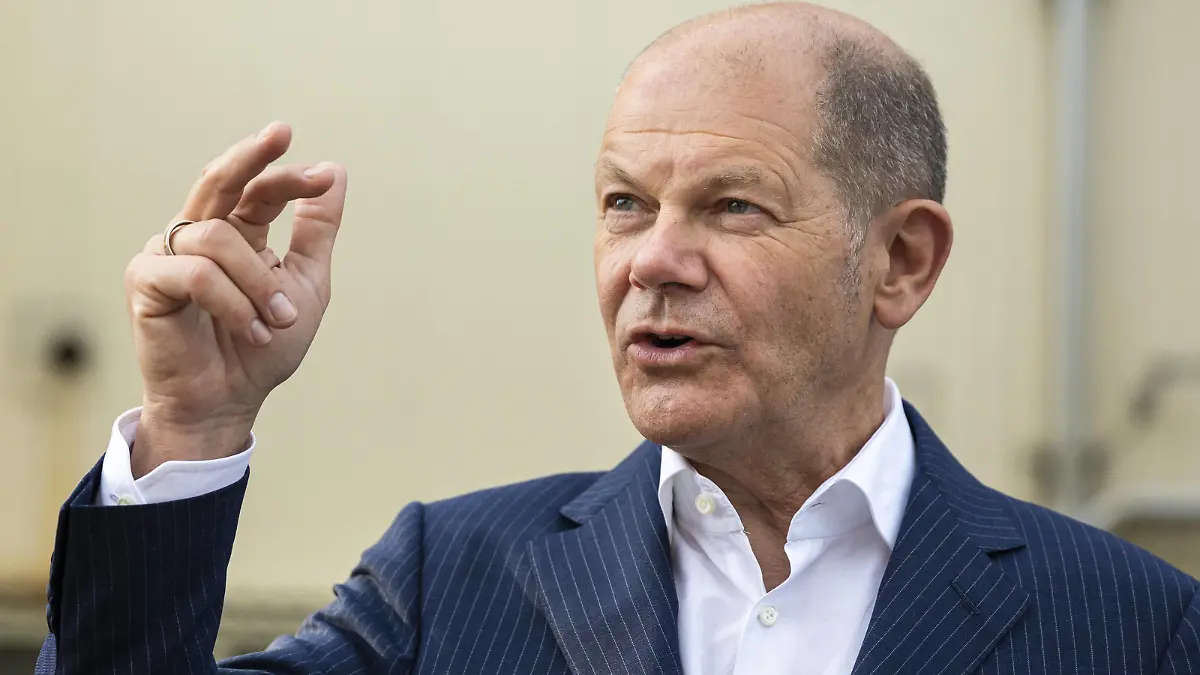 Bundesfinanzminister Olaf Scholz, SPD, fotografiert wößhrend eines Besuchs der Leuna Werke. Leuna Deutschland *** Federal Minister of Finance Olaf Scholz, SPD, photographed during a visit to Leuna Werke Leuna Germany Copyright: xThomasxKoehler/photothek.dex 