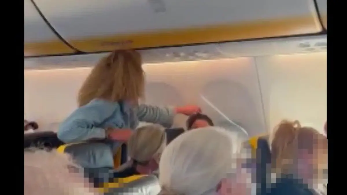 Auf einem Ryanair-Flug von Ibiza nach Bergamo rastete eine Frau aus und wurde handgreiflich. Grund war wohl, dass sie ihre Maske nicht tragen wollte.