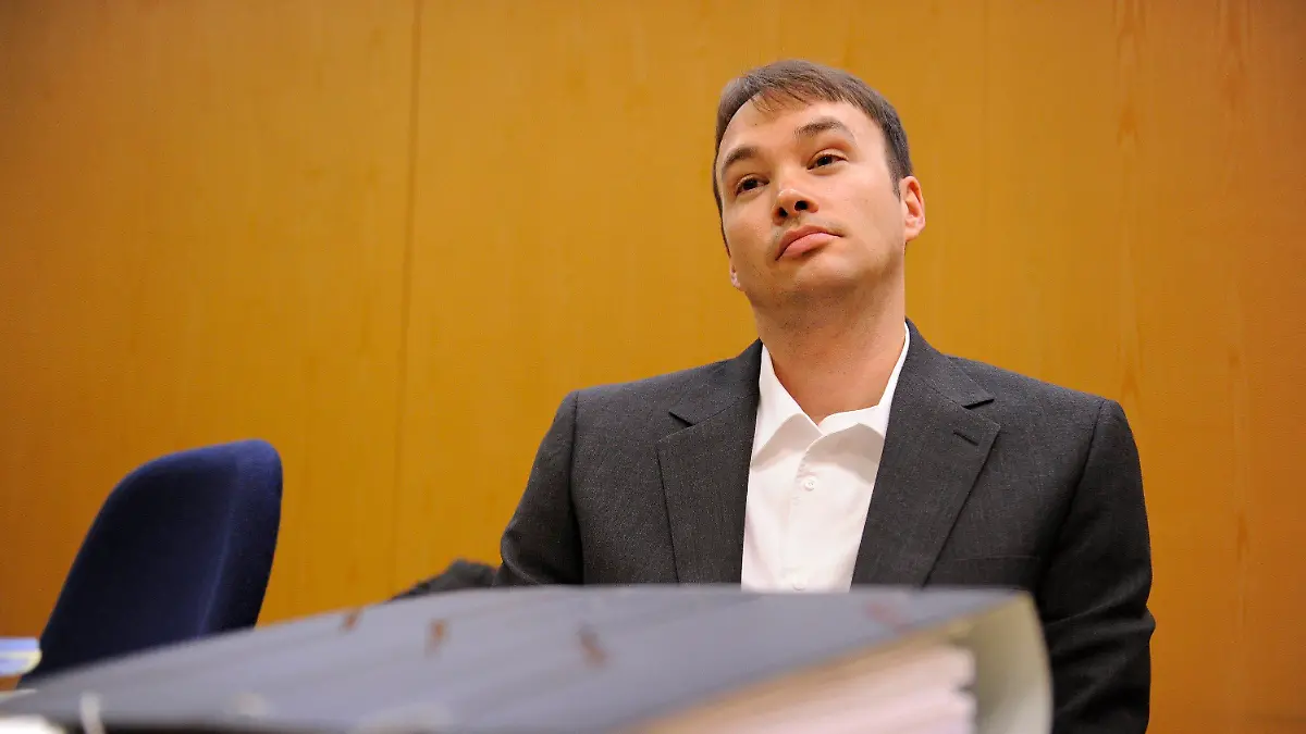 Der verurteilte Kindermörder Magnus Gäfgen sitzt am Donnerstag (17.03.2011) in einen Verhandlungssaal des Landgerichts in Frankfurt am Main. Aus der Haft heraus hatte der Mörder des Bankierssohns Jakob von Metzler das Land Hessen auf Schmerzensgeld verklagt. Gäfgen sieht sich durch Folterandrohungen der hessischen Polizei nach seiner Verhaftung im Jahr 2002 traumatisiert. Foto: Boris Roessler dpa/lhe  +++(c) dpa - Bildfunk+++