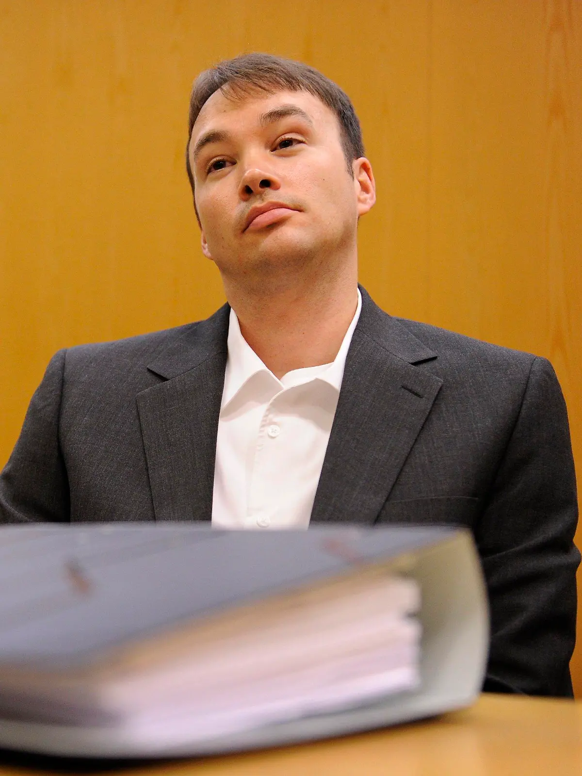 Der verurteilte Kindermörder Magnus Gäfgen sitzt am Donnerstag (17.03.2011) in einen Verhandlungssaal des Landgerichts in Frankfurt am Main. Aus der Haft heraus hatte der Mörder des Bankierssohns Jakob von Metzler das Land Hessen auf Schmerzensgeld verklagt. Gäfgen sieht sich durch Folterandrohungen der hessischen Polizei nach seiner Verhaftung im Jahr 2002 traumatisiert. Foto: Boris Roessler dpa/lhe  +++(c) dpa - Bildfunk+++