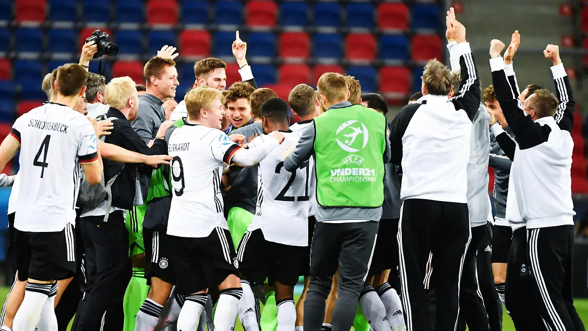 03.06.2021, Ungarn, Szekesfehervar: Fußball, U-21 Männer: EM, Niederlande - Deutschland, Finalrunde, Halbfinale in der MOL Arena Sosto. Die Spieler von Deutschland jubeln nach dem Spiel. Foto: Marton Monus/dpa +++ dpa-Bildfunk +++