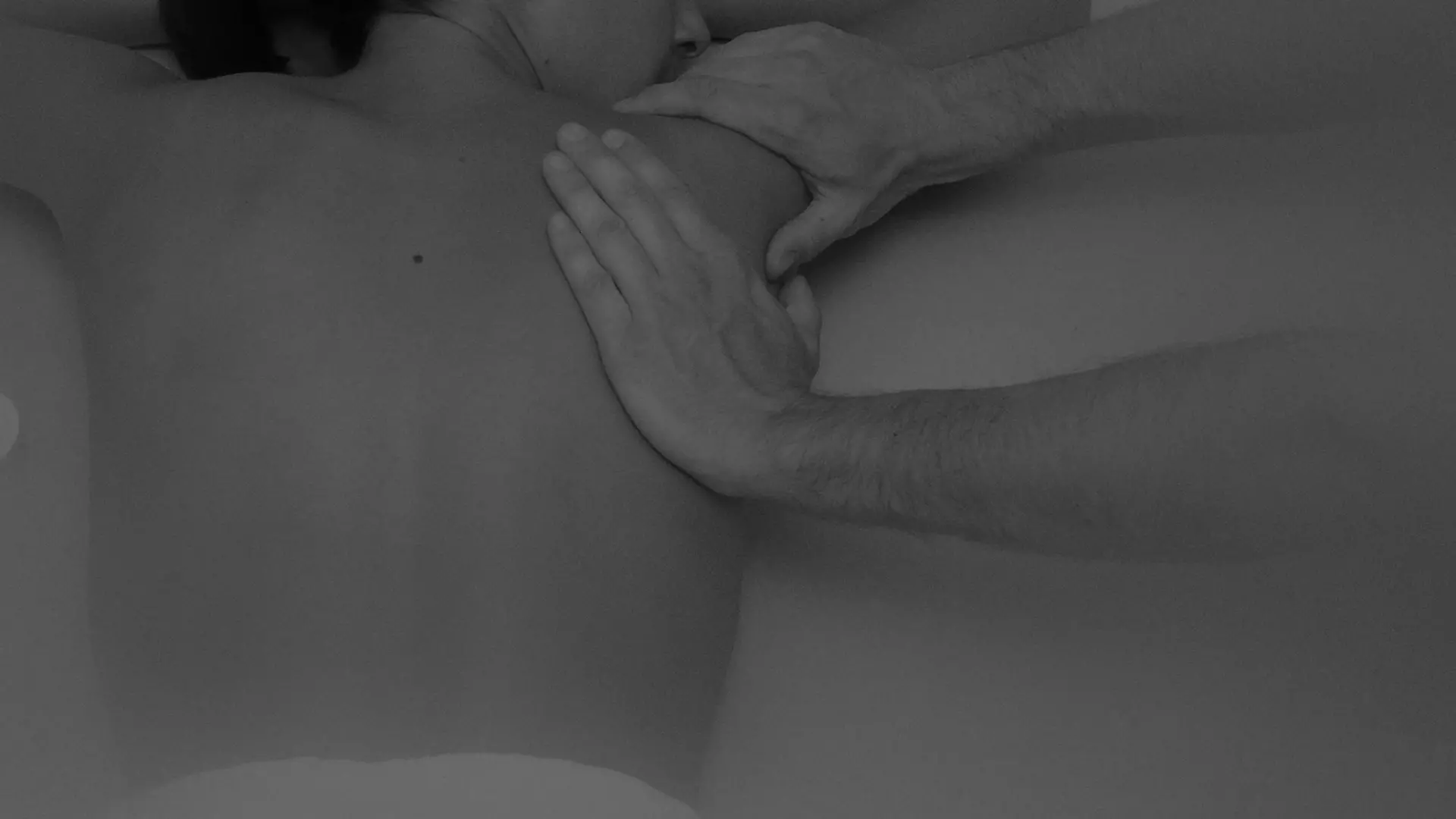 Eine Frau entspannt sich während einer Rückenmassage. Undatiert.