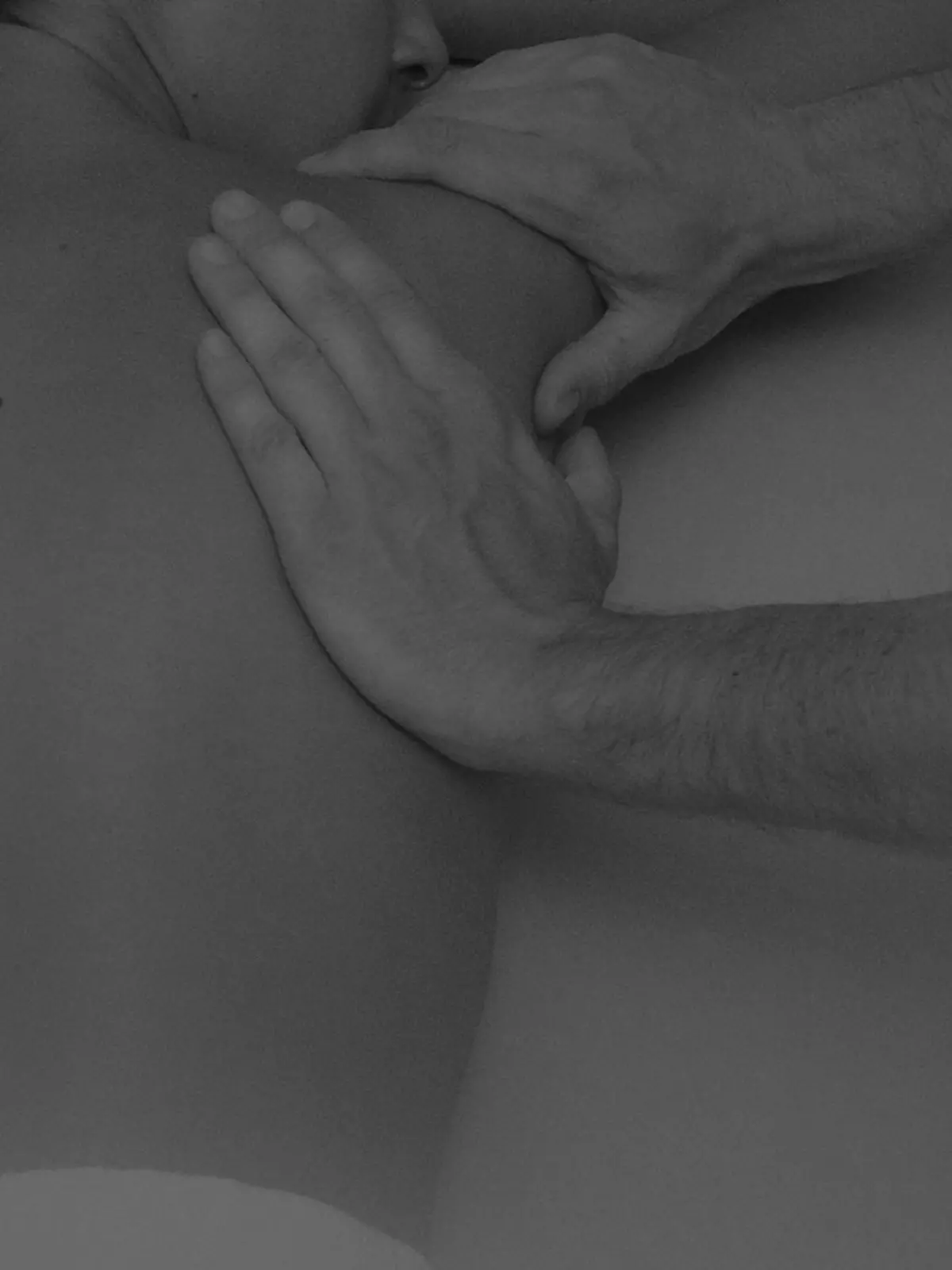 Eine Frau entspannt sich während einer Rückenmassage. Undatiert.