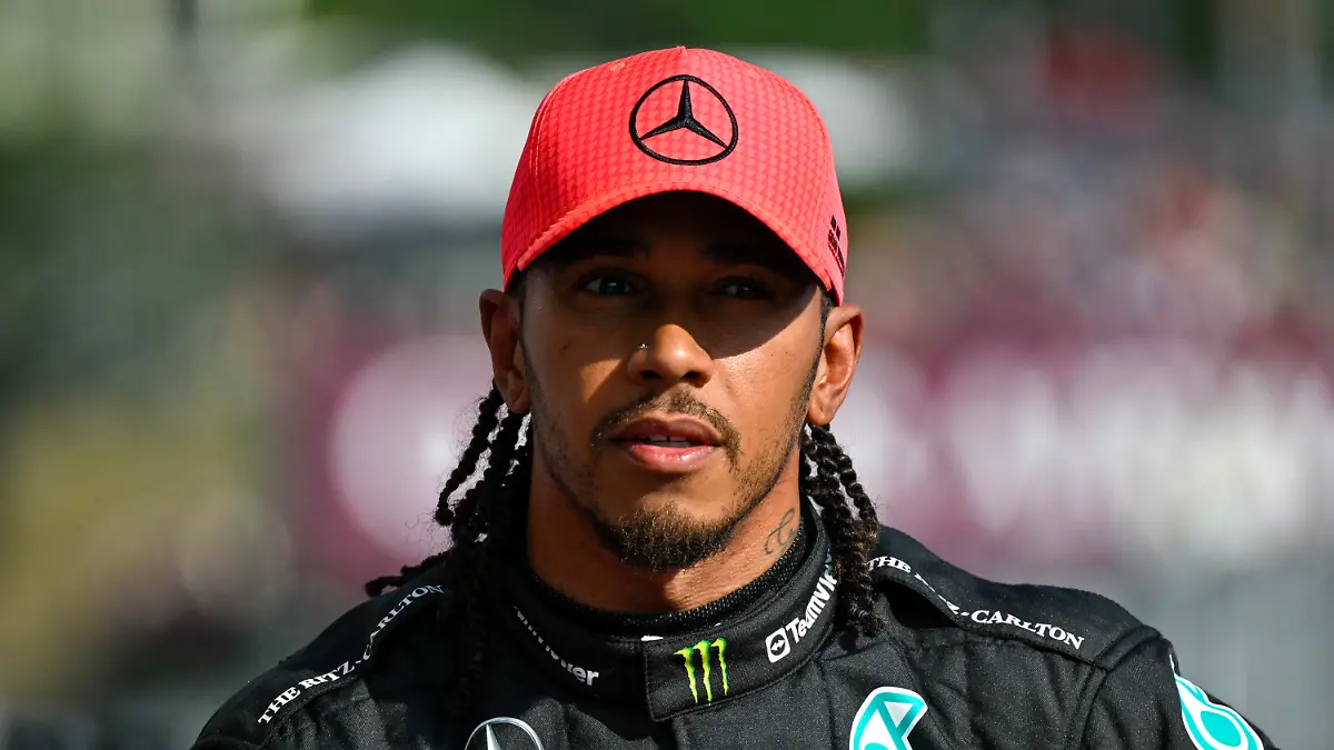 ARCHIV - 22.07.2023, Ungarn, Mogyorod: Motorsport: Formel-1-Weltmeisterschaft, Grand Prix von Ungarn, Qualifying: Lewis Hamilton aus Großbritannien von Mercedes-AMG Petronas nach seinem ersten Platz im Qualifying. (zu dpa: «Ehemaliger Ferrari-Boss: Hamilton-Wechsel «beeindruckender Coup»») Foto: Denes Erdos/AP/dpa +++ dpa-Bildfunk +++