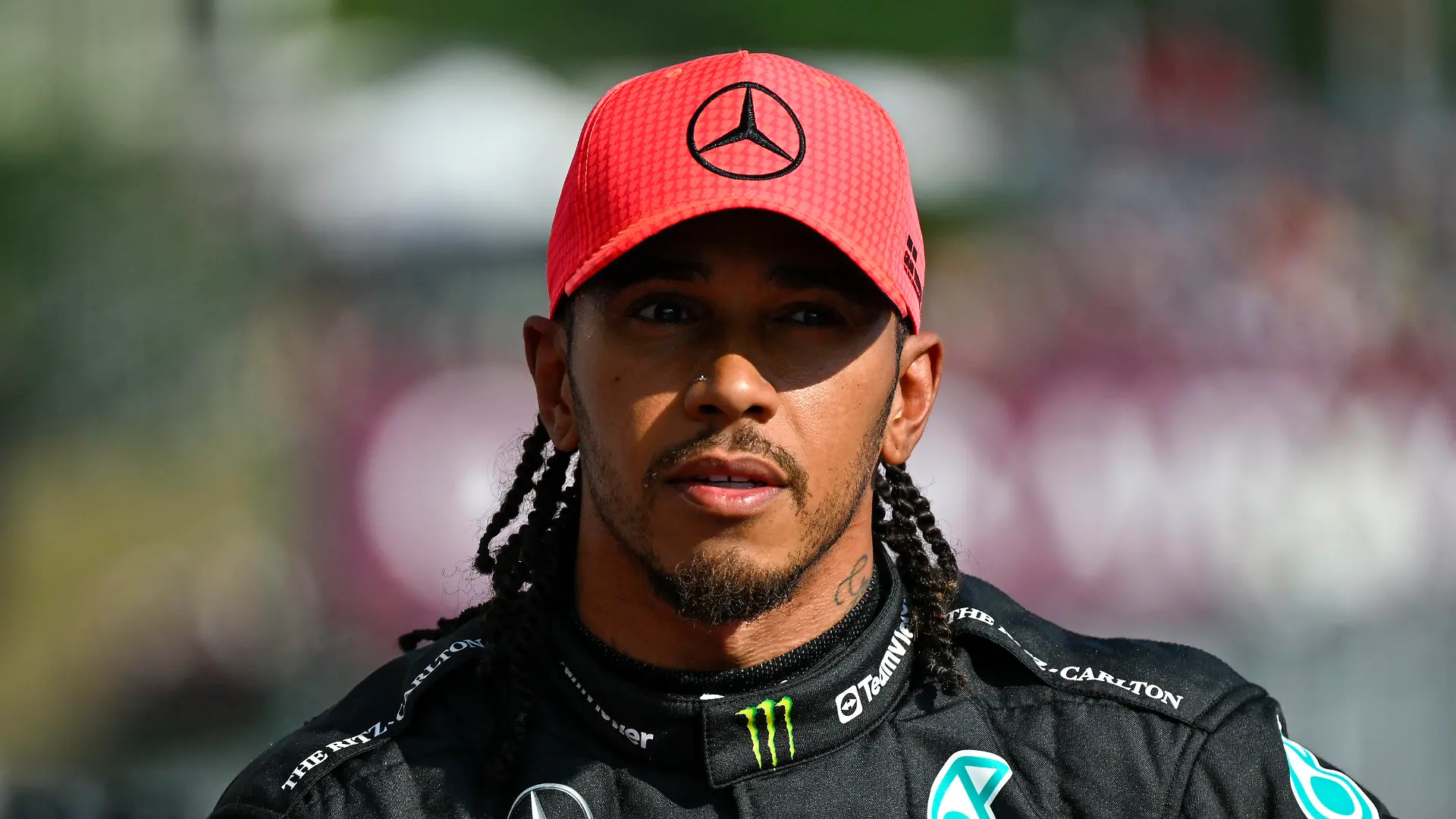 ARCHIV - 22.07.2023, Ungarn, Mogyorod: Motorsport: Formel-1-Weltmeisterschaft, Grand Prix von Ungarn, Qualifying: Lewis Hamilton aus Großbritannien von Mercedes-AMG Petronas nach seinem ersten Platz im Qualifying. (zu dpa: «Ehemaliger Ferrari-Boss: Hamilton-Wechsel «beeindruckender Coup»») Foto: Denes Erdos/AP/dpa +++ dpa-Bildfunk +++
