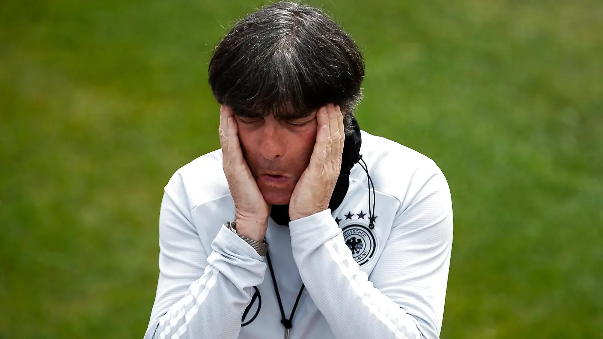 Jogi Loew cremt sein Gesicht vor dem Abschlusstraining in Seefeld ein GER, die deutsche Nationalmannschaft im Trainingslager in Seefeld Tirol, Oesterreich, 05.06.2021, Europameisterschaft 2021, das DFB Team. DFL REGULATIONS PROHIBIT ANY USE OF PHOTOGRAPHS AS IMAGE SEQUENCES AND/OR QUASI-VIDEO - NATIONAL AND INTERNATIONAL NEWS-AGENCIES OUT EDITORIAL USE ONLY GER, die deutsche Nationalmannschaft im Trainingslager in Seefeld Tirol, Oesterreich, 05.06.2021 Seefeld *** Jogi Loew creams his face before the final training in Seefeld GER, the German national team at the training camp in Seefeld Tirol, Austria, 05 06 2021, European Championship 2021, the DFB team DFL REGULATES PROHIBIT ANY USE OF PHOTOGRAPHS AS IMAGE SEQUENCES AND OR QUASI VIDEO NATIONAL AND INTERNATIONAL NEWS AGENCIES OUT EDITORIAL USE ONLY GER, the German national team at training camp in Seefeld Tirol, Oesterreich, 05 06 2021 Seefeld Copyright: xEibner-Pressefoto/RogerxBuerkex EP_EER