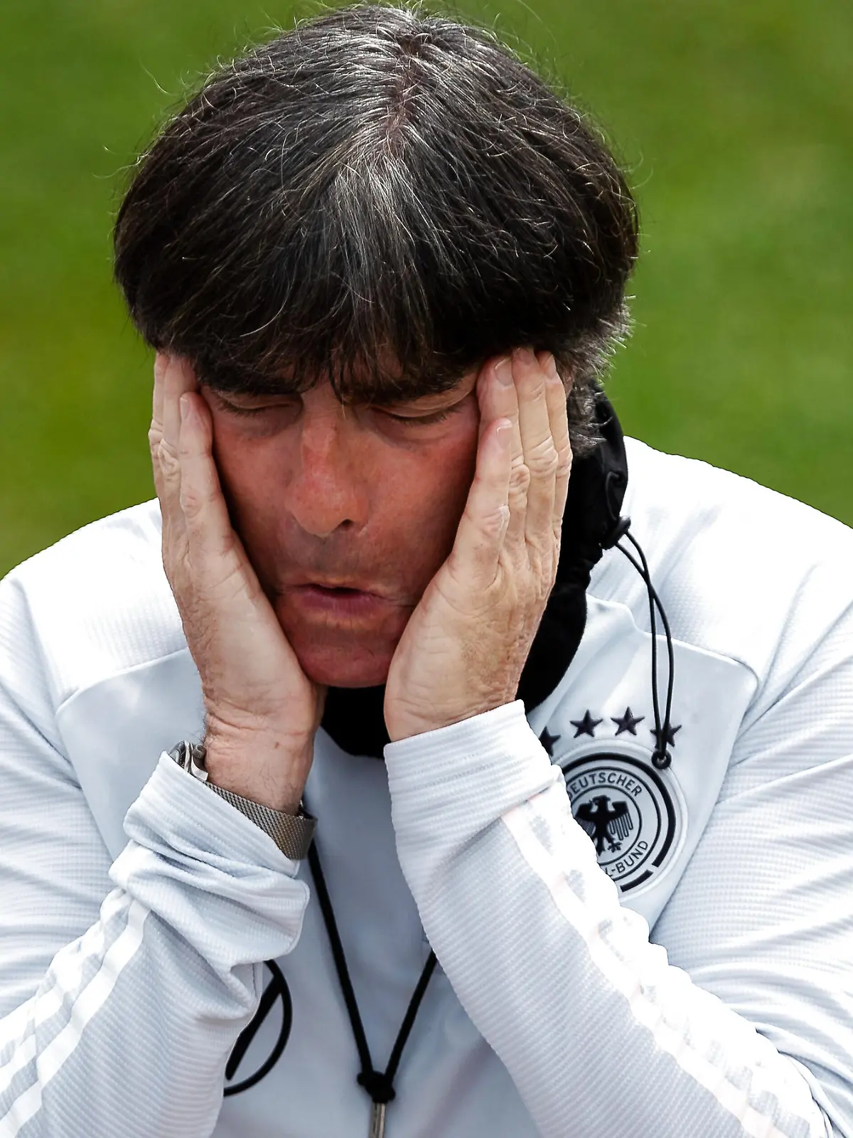 Jogi Loew cremt sein Gesicht vor dem Abschlusstraining in Seefeld ein GER, die deutsche Nationalmannschaft im Trainingslager in Seefeld Tirol, Oesterreich, 05.06.2021, Europameisterschaft 2021, das DFB Team. DFL REGULATIONS PROHIBIT ANY USE OF PHOTOGRAPHS AS IMAGE SEQUENCES AND/OR QUASI-VIDEO - NATIONAL AND INTERNATIONAL NEWS-AGENCIES OUT EDITORIAL USE ONLY GER, die deutsche Nationalmannschaft im Trainingslager in Seefeld Tirol, Oesterreich, 05.06.2021 Seefeld *** Jogi Loew creams his face before the final training in Seefeld GER, the German national team at the training camp in Seefeld Tirol, Austria, 05 06 2021, European Championship 2021, the DFB team DFL REGULATES PROHIBIT ANY USE OF PHOTOGRAPHS AS IMAGE SEQUENCES AND OR QUASI VIDEO NATIONAL AND INTERNATIONAL NEWS AGENCIES OUT EDITORIAL USE ONLY GER, the German national team at training camp in Seefeld Tirol, Oesterreich, 05 06 2021 Seefeld Copyright: xEibner-Pressefoto/RogerxBuerkex EP_EER 