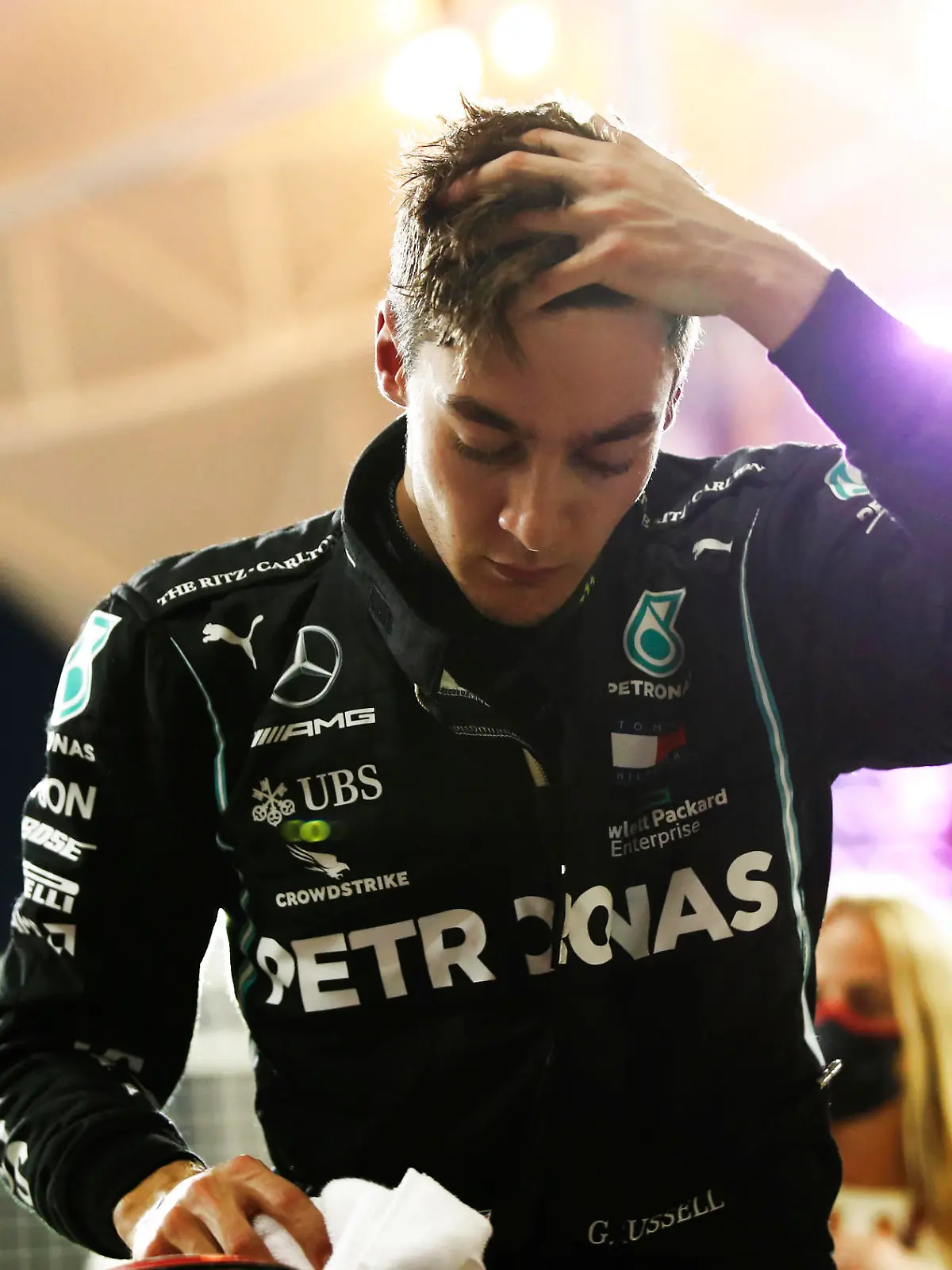 05.12.2020, Bahrain, Sakhir: Motorsport: Formel-1-Weltmeisterschaft, Grand Prix von Sakhir, Qualifyingsession: George Russell aus Großbritannien von Team Mercedes reagiert nach dem Qualifying nachdem er die zweitbeste Zeit fuhr. Der Grand Prix von Sakhir findet am 06.12.2020 statt. Foto: Tolga Bozoglu/Pool EPA/AP/dpa +++ dpa-Bildfunk +++