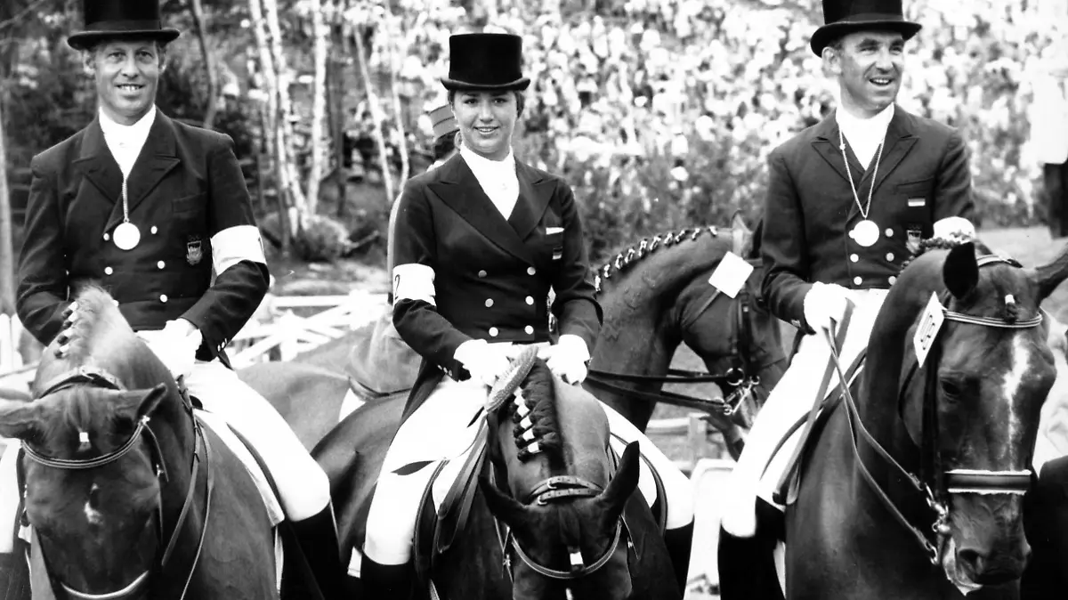 Olympische Sommerspiele in Montreal, Dressurreiten Mannschaft: Sieger BR Deutschland mit (v.li.) Harry Boldt auf Woycek, Gabriela Grillo auf Ultimo und Reiner Klimke auf Mehmed
Olympic Summer Games in Montreal Dressage Team Winner BR Germany with v left Harry Boldt on Woycek Gabriela Grillo on Ultimo and Reiner Klimke on Mehmed