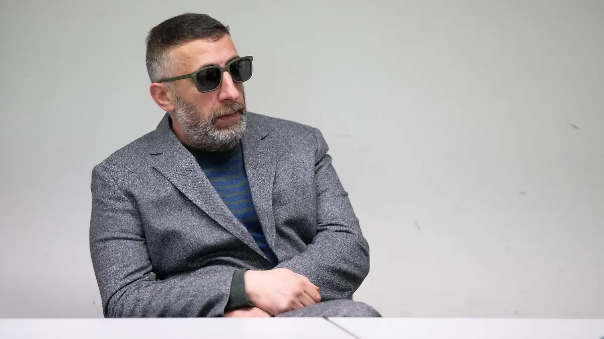 28.02.2024, Berlin: Kida Khodr Ramadan, Schauspieler, sitzt zu Beginn eines Prozesses gegen ihn im Gerichtssaal im Amtsgericht Tiergarten. Dem «4 Blocks»-Star werden mehrere Fälle wegen Fahrens ohne Führerschein zur Last gelegt. Foto: Sebastian Christoph Gollnow/dpa +++ dpa-Bildfunk +++