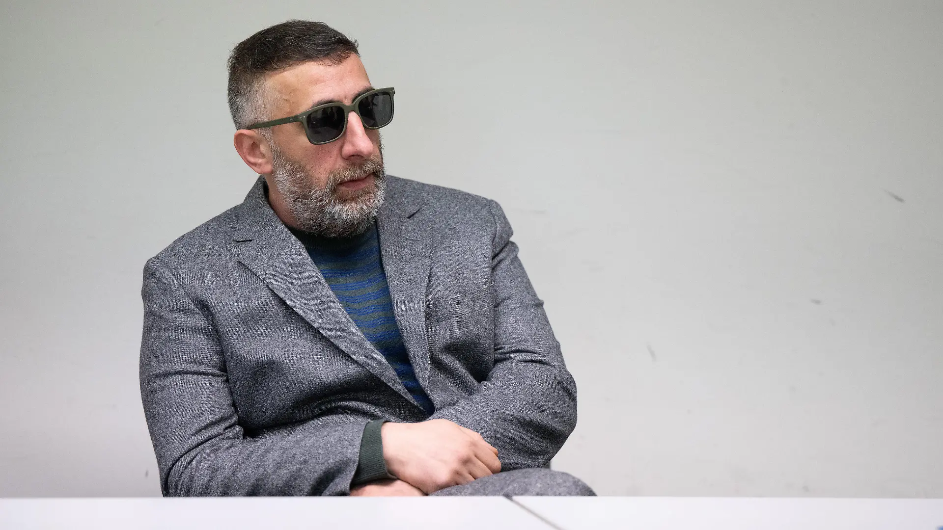 28.02.2024, Berlin: Kida Khodr Ramadan, Schauspieler, sitzt zu Beginn eines Prozesses gegen ihn im Gerichtssaal im Amtsgericht Tiergarten. Dem «4 Blocks»-Star werden mehrere Fälle wegen Fahrens ohne Führerschein zur Last gelegt. Foto: Sebastian Christoph Gollnow/dpa +++ dpa-Bildfunk +++