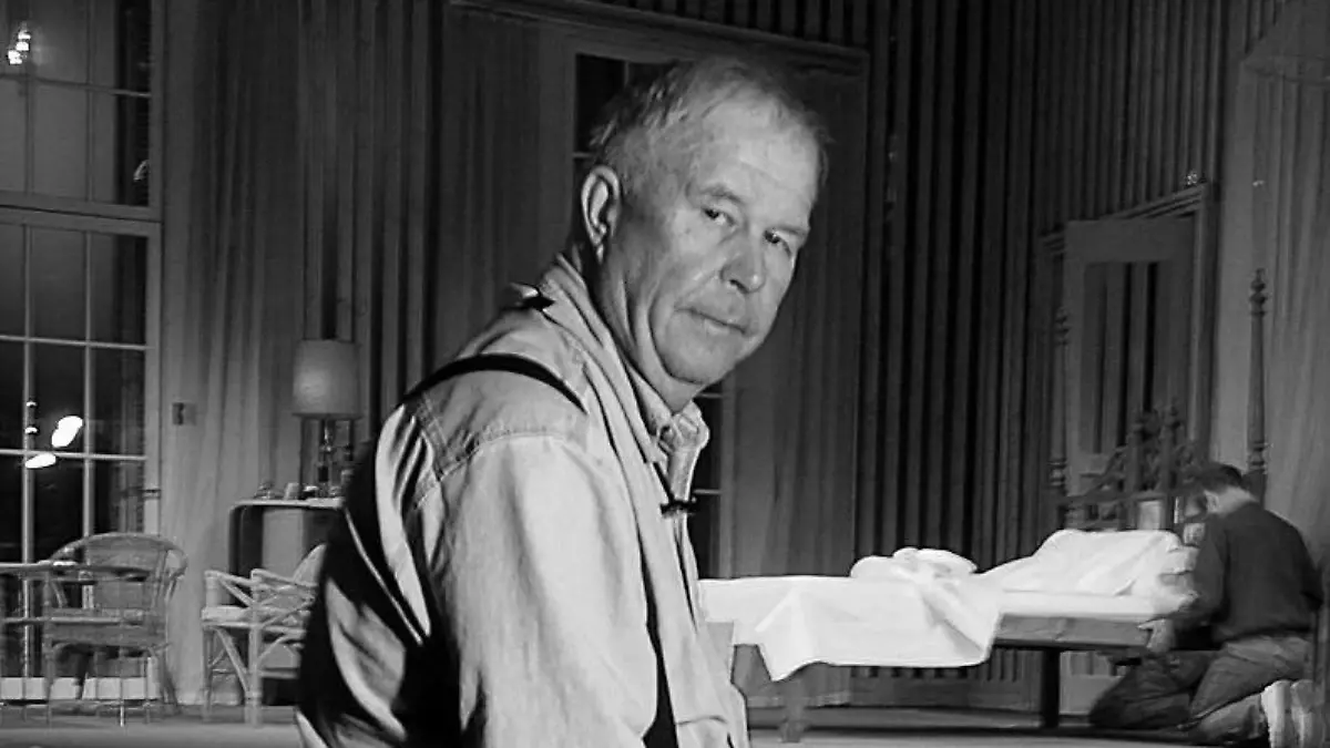 ARCHIV - 13.10.2003, USA, New York: Ned Beatty, US-Schauspieler, sitzt im Music Box Theatre, wo er die Rolle des Big Daddy in einer neuen Produktion von Tennessee Williams' "Die Katze auf dem heißen Blechdach" spielte. Beatty ist am 13.06.2021 im Alter von 83 Jahren gestorben. Foto: Gino Domenico/AP/dpa +++ dpa-Bildfunk +++