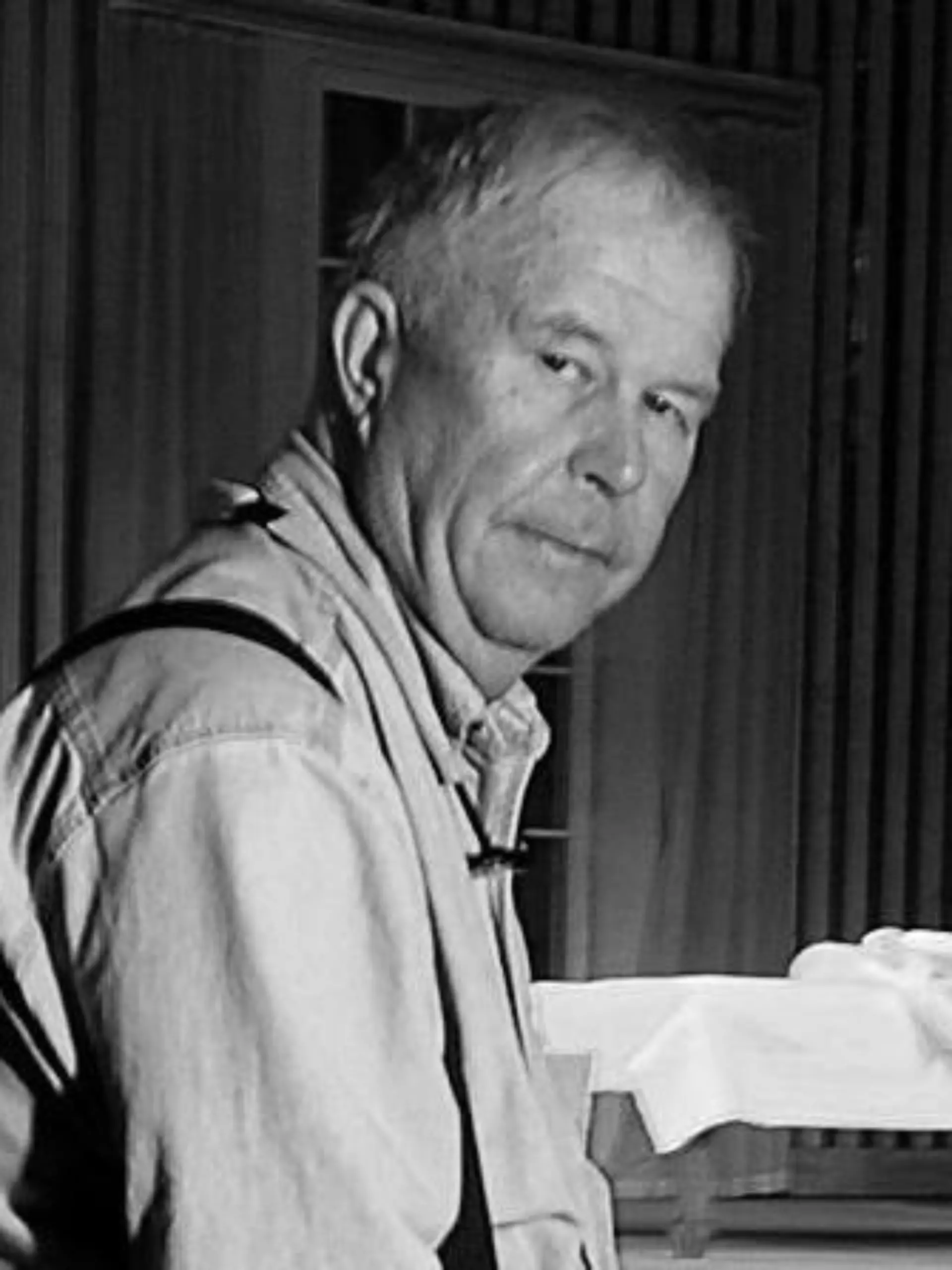 ARCHIV - 13.10.2003, USA, New York: Ned Beatty, US-Schauspieler, sitzt im Music Box Theatre, wo er die Rolle des Big Daddy in einer neuen Produktion von Tennessee Williams' "Die Katze auf dem heißen Blechdach" spielte. Beatty ist am 13.06.2021 im Alter von 83 Jahren gestorben. Foto: Gino Domenico/AP/dpa +++ dpa-Bildfunk +++