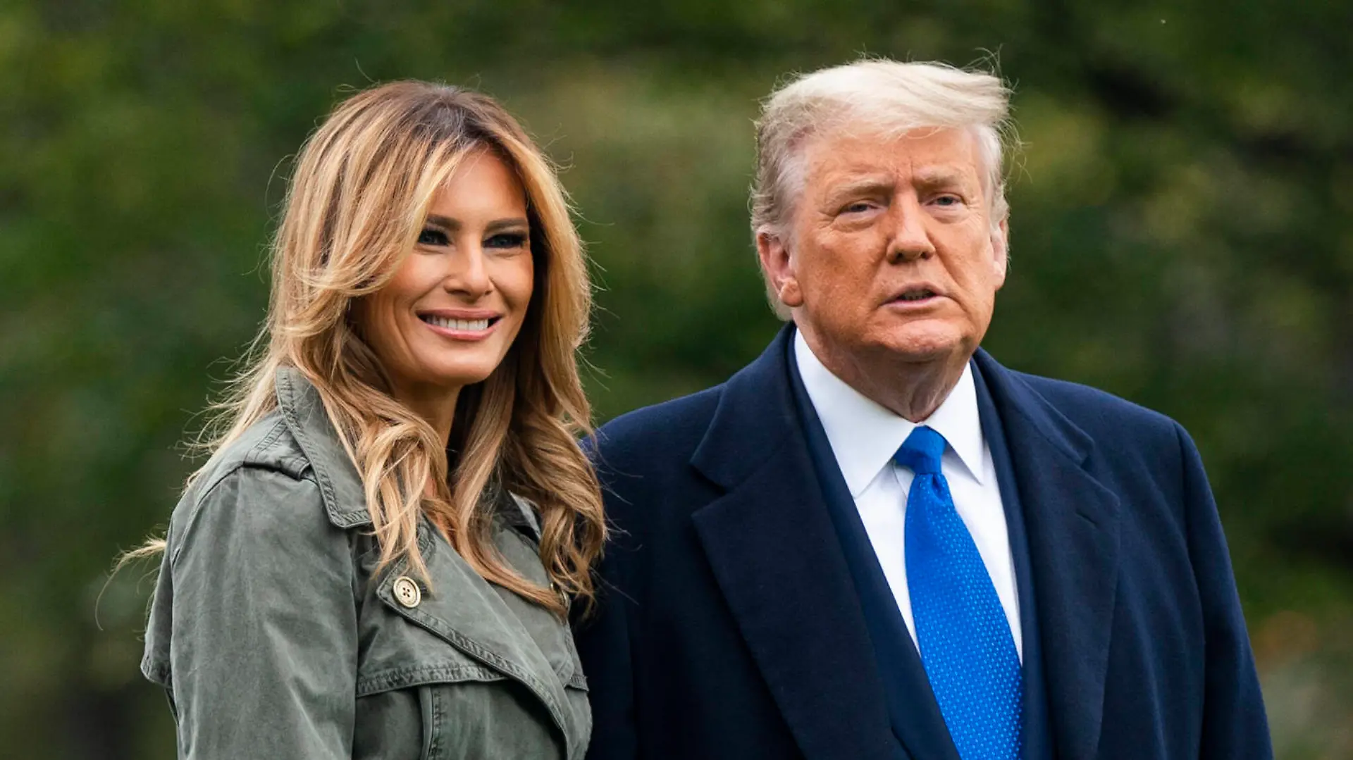 News Bilder des Tages US President Donald J. Trump and First Lady Melania depart the White House for the presidents last week of re-election campaigning in Washington, DC, USA, 27 October 2020. PUBLICATIONxNOTxINxUSA Copyright: xJimxLoScalzox/xPoolxviaxCNPx/MediaPunchx