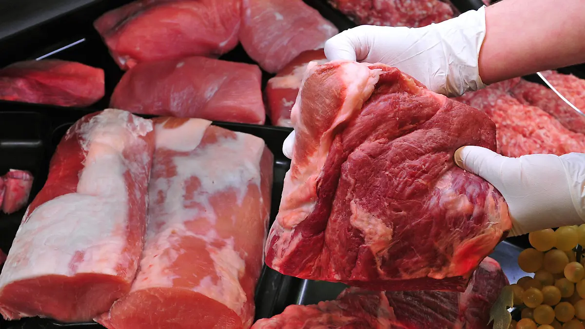 ARCHIV - 08.12.2009, Sachsen, Leipzig: Frisches Fleisch wird in der Fleischtheke eines Supermarktes angeboten. Agrarpolitiker von SPD und Grünen haben sich für eine höhere Mehrwertsteuer auf Fleisch ausgesprochen. «Ich bin dafür, die Mehrwertsteuerreduktion für Fleisch aufzuheben und zweckgebunden für mehr Tierwohl einzusetzen», sagte Friedrich Ostendorff, agrarpolitischer Sprecher der Grünen-Fraktion, der «Welt» (Mittwoch). Foto: Hendrik Schmidt/dpa-Zentralbild/dpa +++ dpa-Bildfunk +++