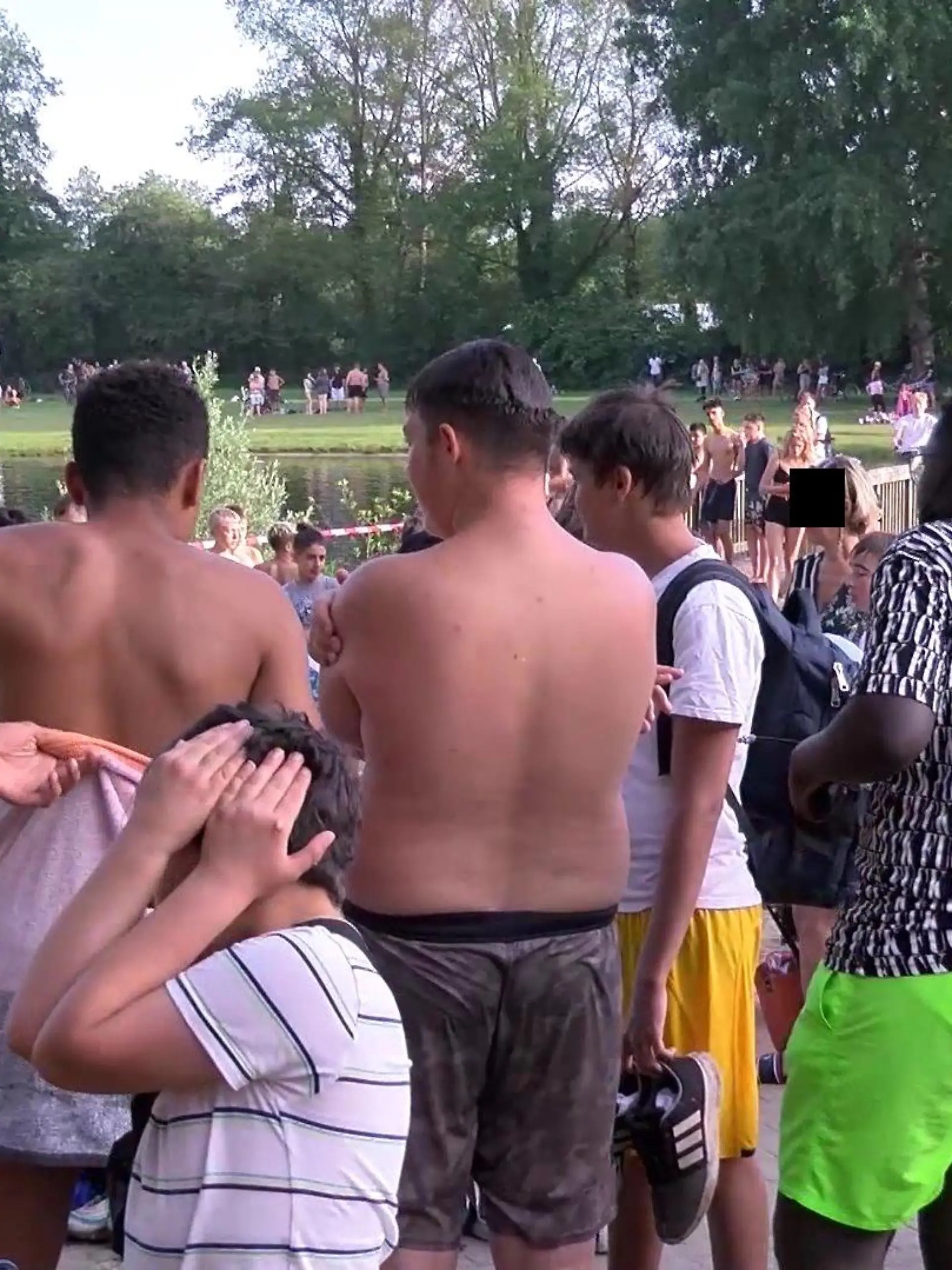 15-Jähriger ertrinkt im Achterdieksee in Bremen - Schaulustige an jeder Ecke.