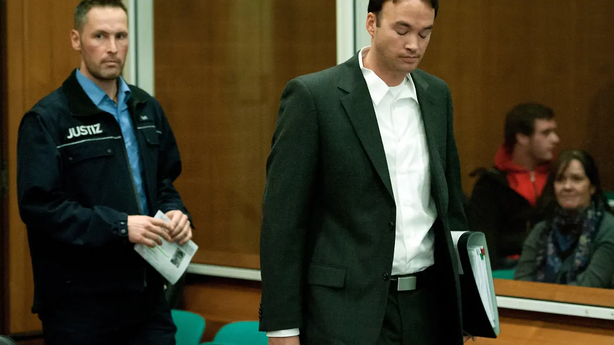Der verurteilte Kindsmörder Magnus Gäfgen (r) wird am 10.10.2012 von einem Justizwachtmeister in den Saal des Oberlandesgerichts in Frankfurt am Main geführt. Gäfgen hatte vor zehn Jahren Bankierssohn Jakob von Metzler getötet. Wegen seinerzeit angedrohter Folter war das Land zur Zahlung von Schmerzensgeld an Gäfgen verurteilt worden. Jetzt steht die Berufung an. Foto: Boris Roessler dpa  +++(c) dpa - Bildfunk+++