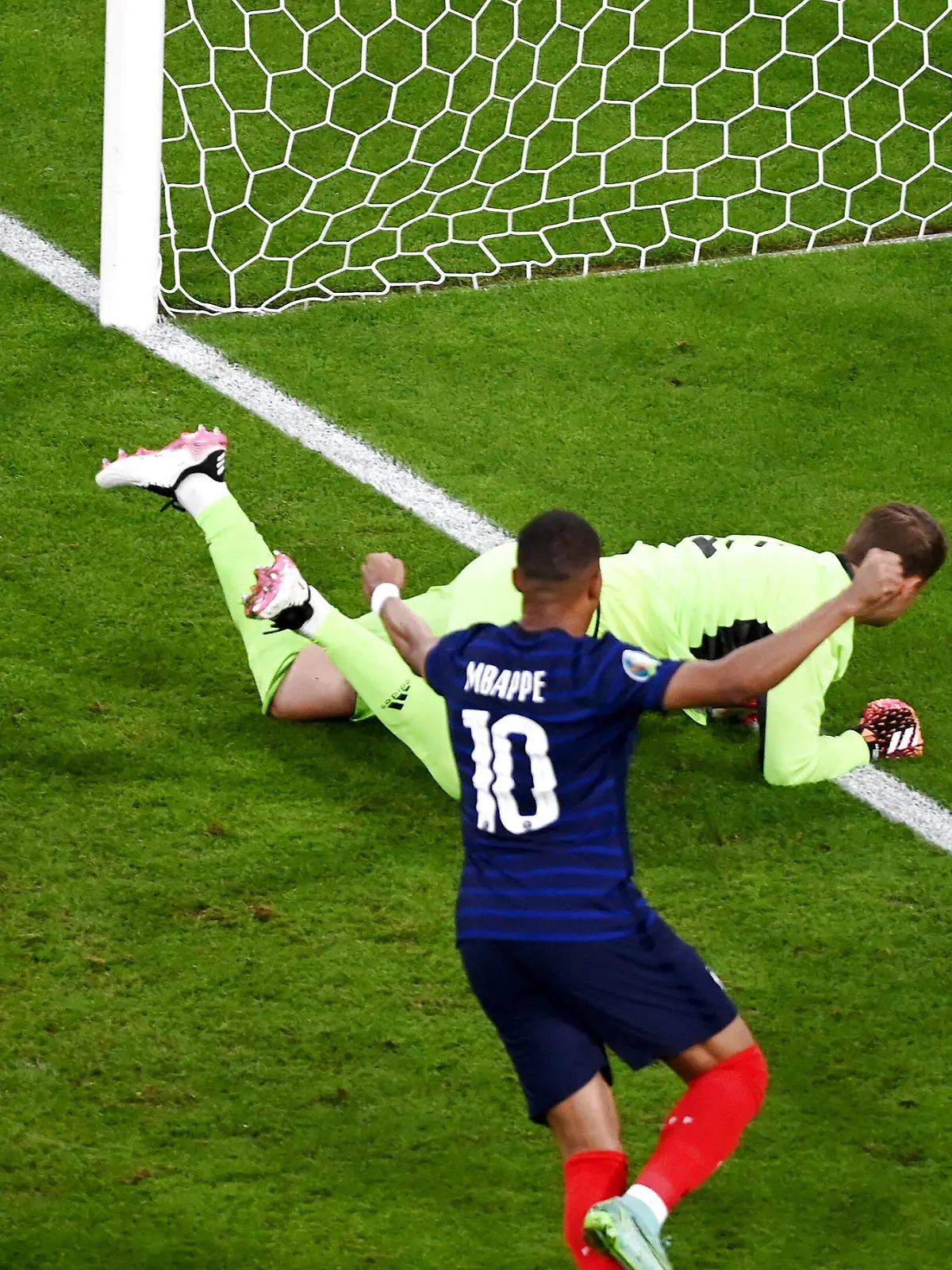 FUSSBALL Euro 2021 GRUPPE C Spiel 12 in Muenchen Frankreich - Deutschland 15.06.2021 Mats Hummels li, Deutschland erzielt sein Eigentor zum 1:0. Torwart Manuel Neuer hinten, Deutschland ist geschlagen. Kylian Mbappe li, Frankreich jubelt bereits *** FOOTBALL Euro 2021 GROUP C Match 12 in Munich France Germany 15 06 2021 Mats Hummels left, Germany scores his own goal to make it 1 0 Goalkeeper Manuel Neuer behind, Germany is beaten Kylian Mbappe left, France is already cheering 