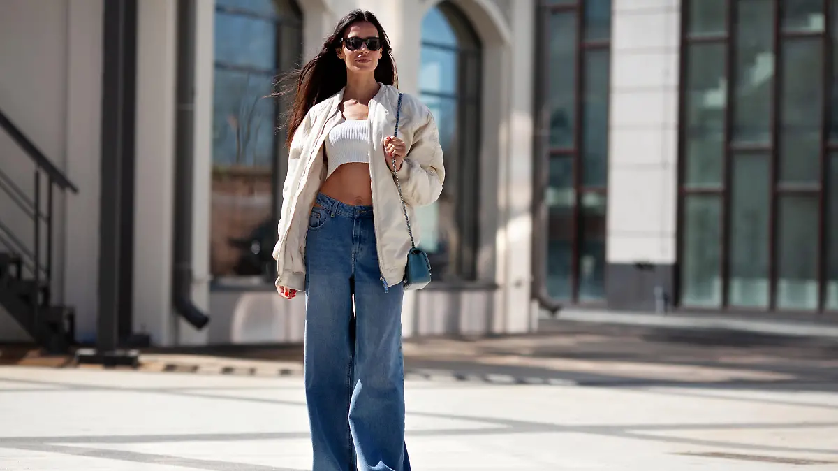 Frau in hochgeschnittener Wide-Leg-Jeans.