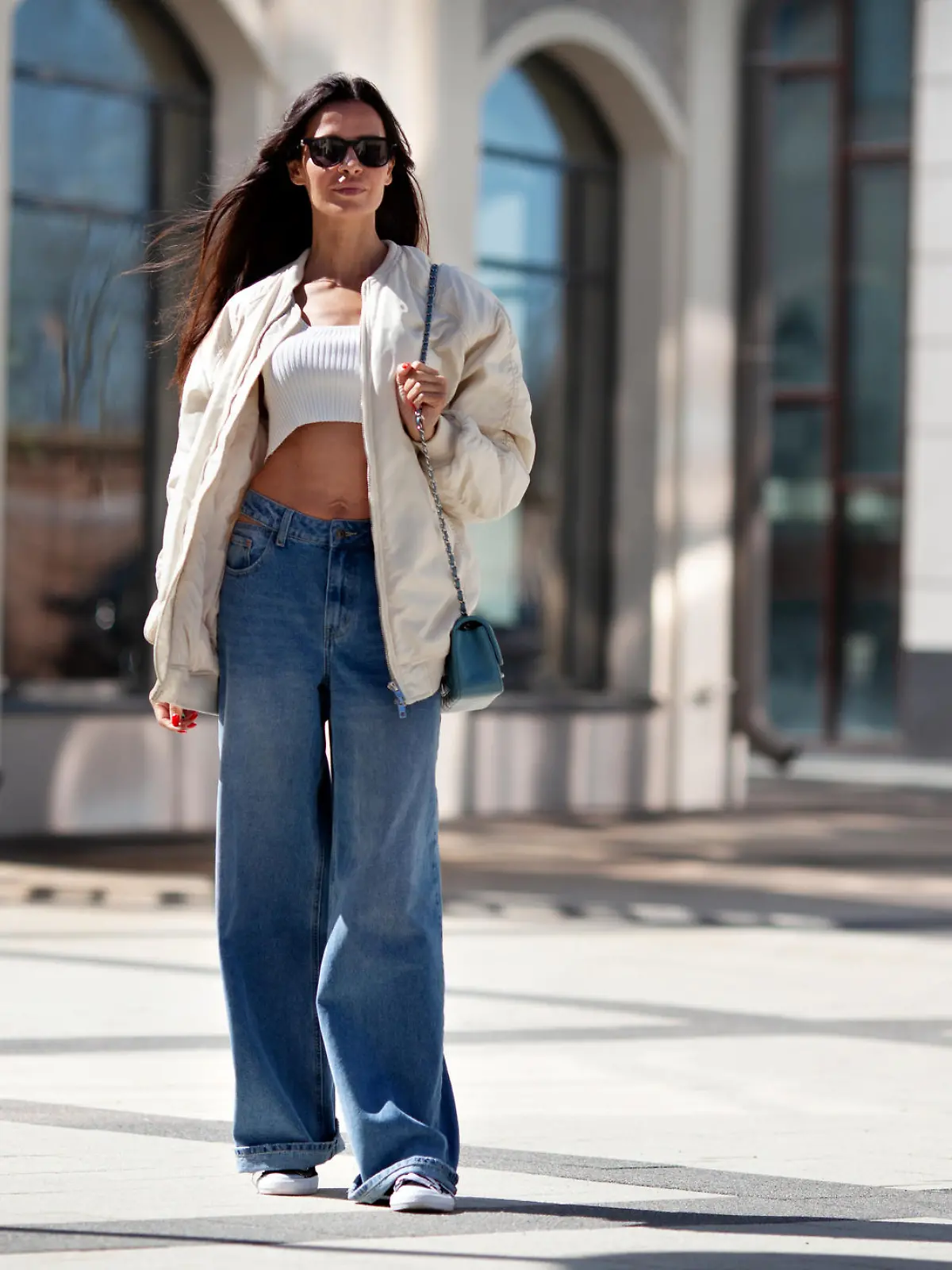 Frau in hochgeschnittener Wide-Leg-Jeans.