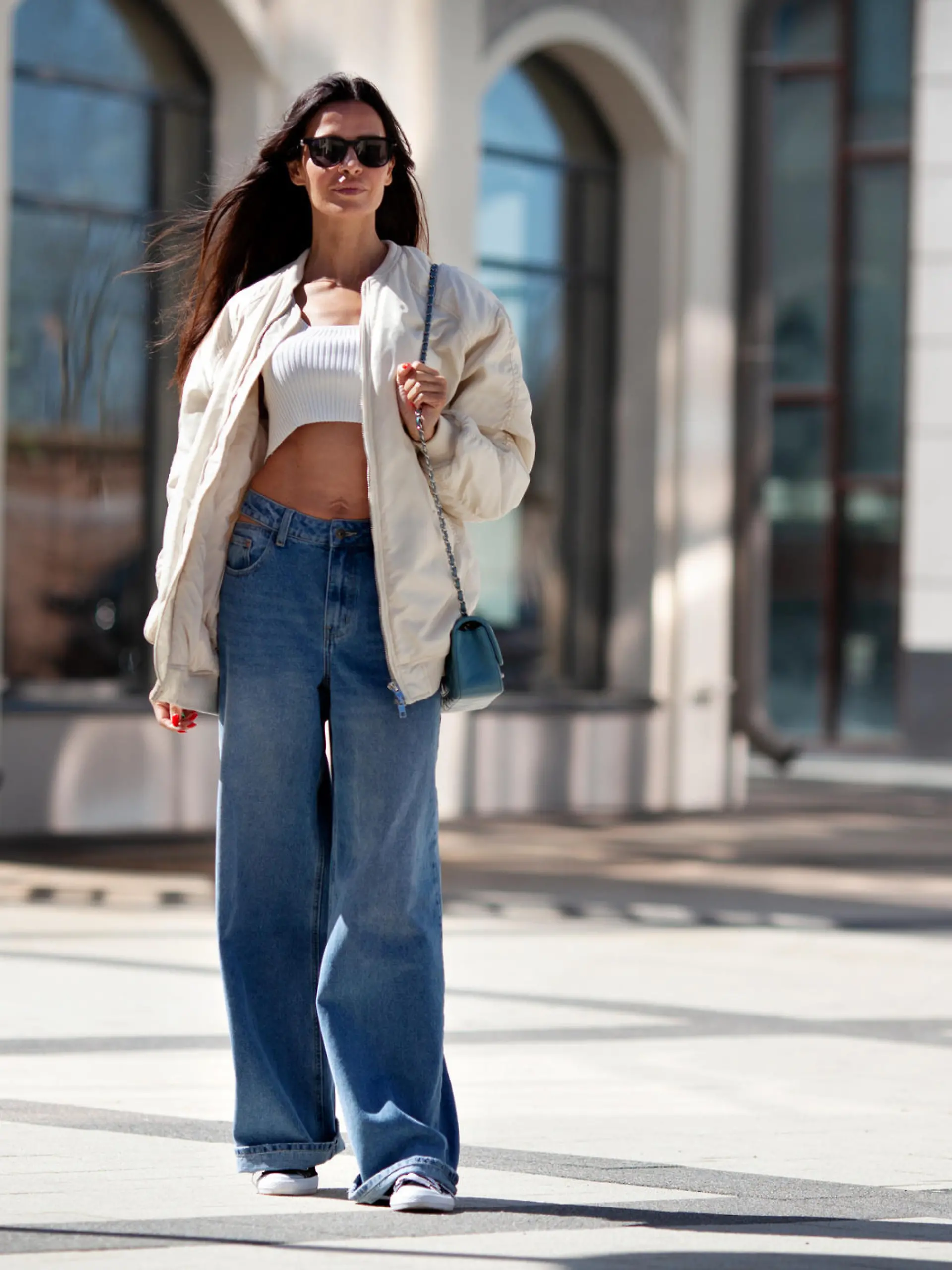 Frau in hochgeschnittener Wide-Leg-Jeans.
