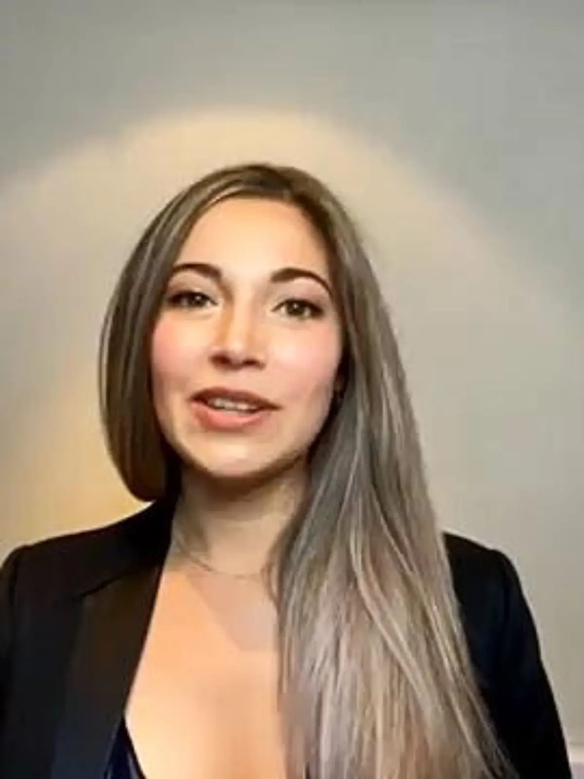 Dr. Julia Shaw ist eine deutsch-kanadische Kriminalpsychologin, Buchautorin und Dozentin. Sie vertritt die These, dass Frauen anders als Männer töten und legt ihr Hauptaugenmerk für diese Dokumentation auf Angelika W., eine der beiden Schuldigen im Kriminalfall von Höxter. Aber sie ist sich auch sicher: Jeder Mensch kann zum Mörder werden.