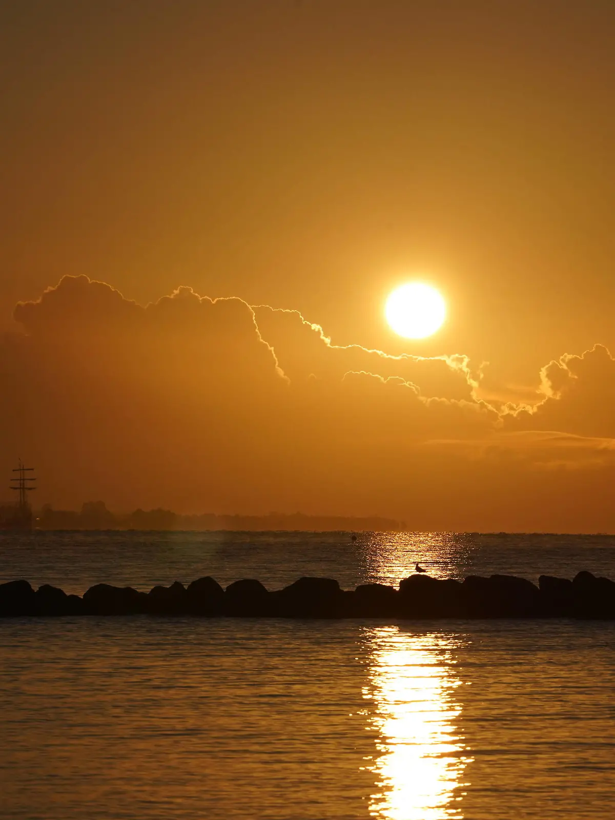  News Bilder des Tages Romantischer Sonnenaufgang für Genießer Am morgen eröffnet die Sonne das rennen in eine neue Woche. Na bitte, es geht doch Neben Unwetter und Regen endlich ein traumstart in die neue Woche, was das Wetter betrifft. Heute morgen passt es am Strand in Grömitz. Die Sonne strahlt wieder häufiger, überall in unserem schönen Norden, und das Wetter wird durchaus richtig freundlich Schluss mit grauen Wolken . Wetter, Sonnenaufgang, Ostseeküste, Meeresbriese, Meer, Wettervorhersage, Wetterprognose, Sommer, Hitzerekord, Temperaturen, Wolken, Unwetter, Extremwetter, Gewitter, Wellen, Wellenbrecher, Wolken, Himmel, Meteorologen, Schleswig Holstein, Grömitz, Lübeck, Travemünde, Timmendorf, Neustadt Holstein, Juni, Hitze, UV Stra Copyright: xM.Schwananwärterxi.Lx