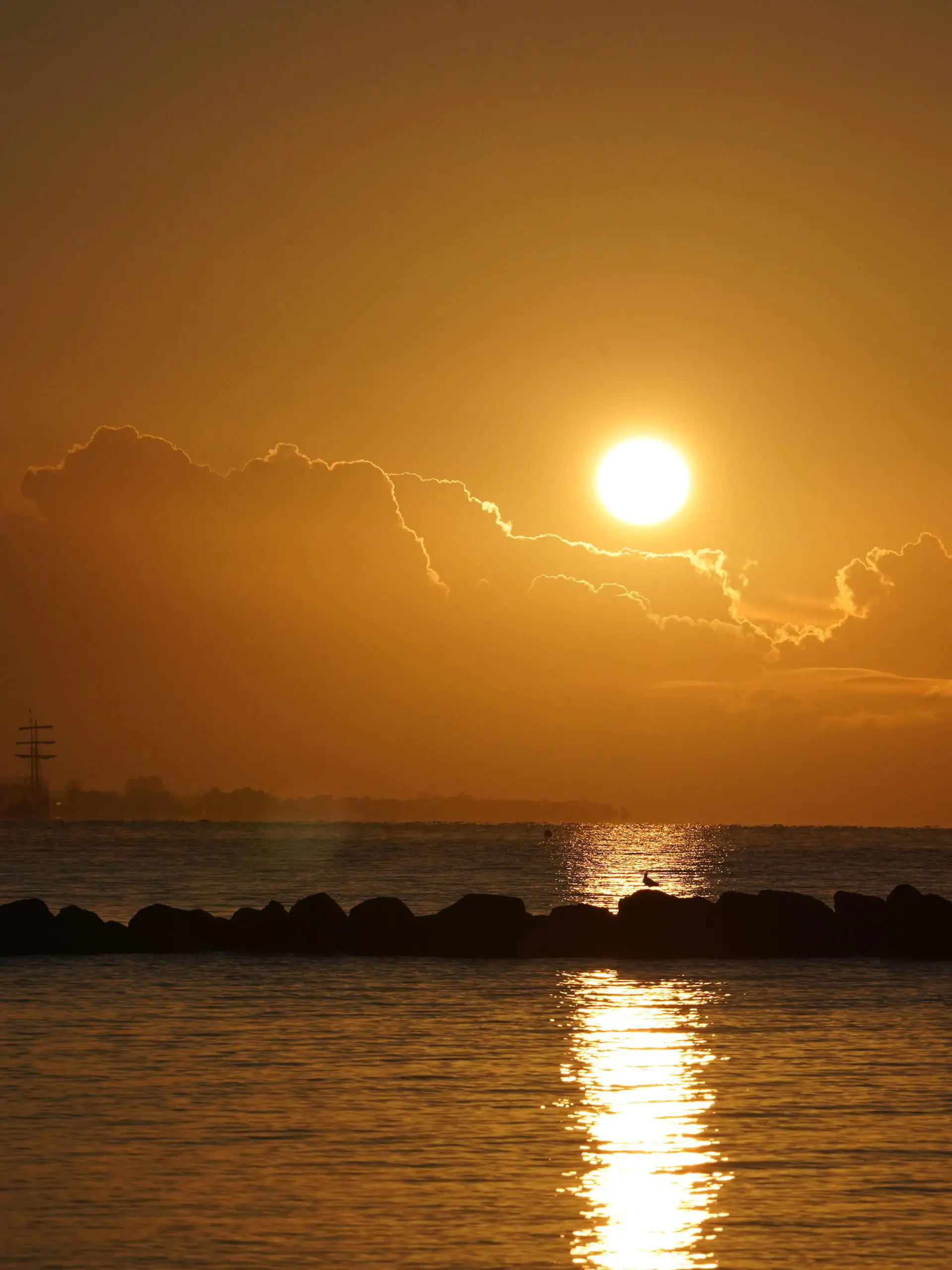  News Bilder des Tages Romantischer Sonnenaufgang für Genießer Am morgen eröffnet die Sonne das rennen in eine neue Woche. Na bitte, es geht doch Neben Unwetter und Regen endlich ein traumstart in die neue Woche, was das Wetter betrifft. Heute morgen passt es am Strand in Grömitz. Die Sonne strahlt wieder häufiger, überall in unserem schönen Norden, und das Wetter wird durchaus richtig freundlich Schluss mit grauen Wolken . Wetter, Sonnenaufgang, Ostseeküste, Meeresbriese, Meer, Wettervorhersage, Wetterprognose, Sommer, Hitzerekord, Temperaturen, Wolken, Unwetter, Extremwetter, Gewitter, Wellen, Wellenbrecher, Wolken, Himmel, Meteorologen, Schleswig Holstein, Grömitz, Lübeck, Travemünde, Timmendorf, Neustadt Holstein, Juni, Hitze, UV Stra Copyright: xM.Schwananwärterxi.Lx