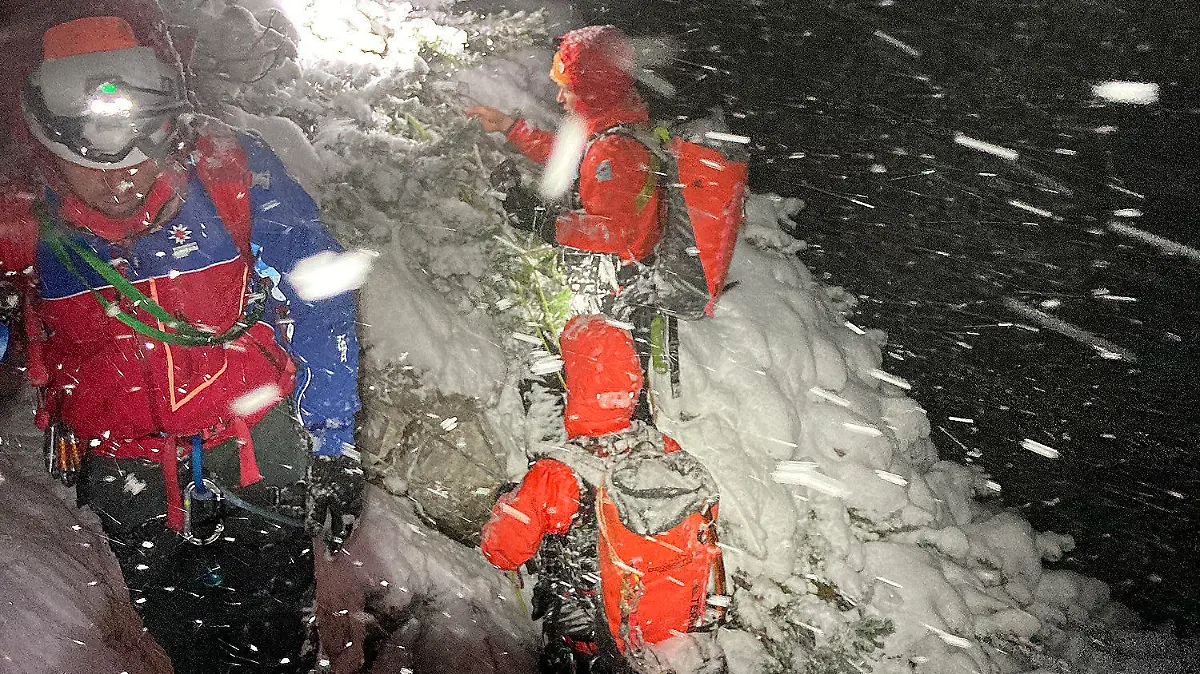 HANDOUT - 18.09.2022, Bayern, Hochkalter/Berchtesgadener Alpen: Einsatzkräften der Bergwacht suchen bei Minusgraden und widrigen Witterungsverhältnissen mit Schneefall, Eis, Starkregen, Wind und Nebel nach einem vermutlich auf der Südwestseite des Hochkalters verunglückten und seitdem vermissten Urlauber aus Niedersachsen. Vier Tage nach seinem Notruf haben Bergretter den Rucksack des in den Berchtesgadener Alpen verunglückten Bergsteigers gefunden. Dies sagte ein Sprecher der Bergwacht am der Deutschen Presse-Agentur. Foto: Bergwacht Ramsau - ACHTUNG: Nur zur redaktionellen Verwendung im Zusammenhang mit der aktuellen Berichterstattung und nur mit vollständiger Nennung des vorstehenden Credits +++ dpa-Bildfunk +++