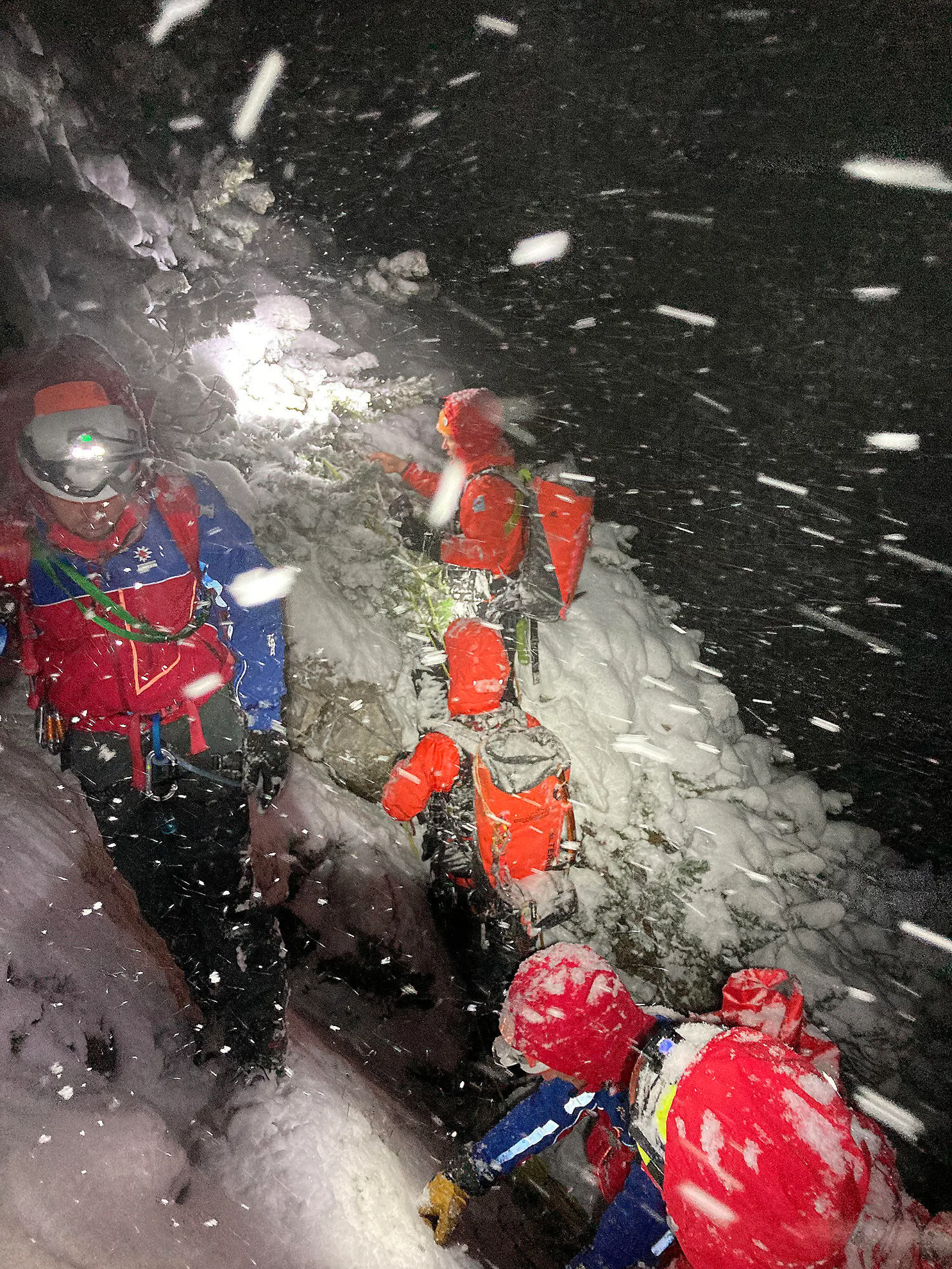 HANDOUT - 18.09.2022, Bayern, Hochkalter/Berchtesgadener Alpen: Einsatzkräften der Bergwacht suchen bei Minusgraden und widrigen Witterungsverhältnissen mit Schneefall, Eis, Starkregen, Wind und Nebel nach einem vermutlich auf der Südwestseite des Hochkalters verunglückten und seitdem vermissten Urlauber aus Niedersachsen. Vier Tage nach seinem Notruf haben Bergretter den Rucksack des in den Berchtesgadener Alpen verunglückten Bergsteigers gefunden. Dies sagte ein Sprecher der Bergwacht am der Deutschen Presse-Agentur. Foto: Bergwacht Ramsau - ACHTUNG: Nur zur redaktionellen Verwendung im Zusammenhang mit der aktuellen Berichterstattung und nur mit vollständiger Nennung des vorstehenden Credits +++ dpa-Bildfunk +++