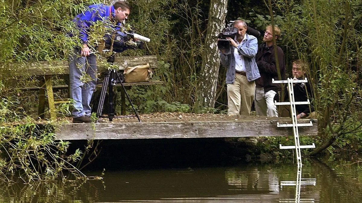 Kamerateams filmen am 2.10.2002 einen Steg am Rande eines Waldsees bei Schlüchtern in Osthessen. Hier war am 1. Oktober die Leiche des ermordeten elfjährigen Frankfurter Bankierssohns Jakob von Metzler gefunden worden. Unterdessen wurde ein 27-jähriger Jurastudent unter dringendem Verdacht des Mordes und erpresserischen Menschenraubes verhaftet.