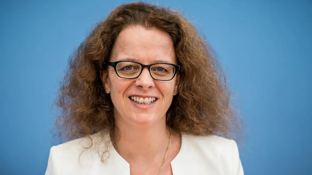 ARCHIV - 12.07.2019, Berlin: Isabel Schnabel, damals Professorin für Finanzmarktökonomie an der Rheinischen Friedrich-Wilhelms-Universität Bonn, lächelt auf einer Pressekonferenz. (zu dpa "EZB-Direktorin Schnabel: Die Inflation wird wieder sinken") Foto: Michael Kappeler/dpa +++ dpa-Bildfunk +++