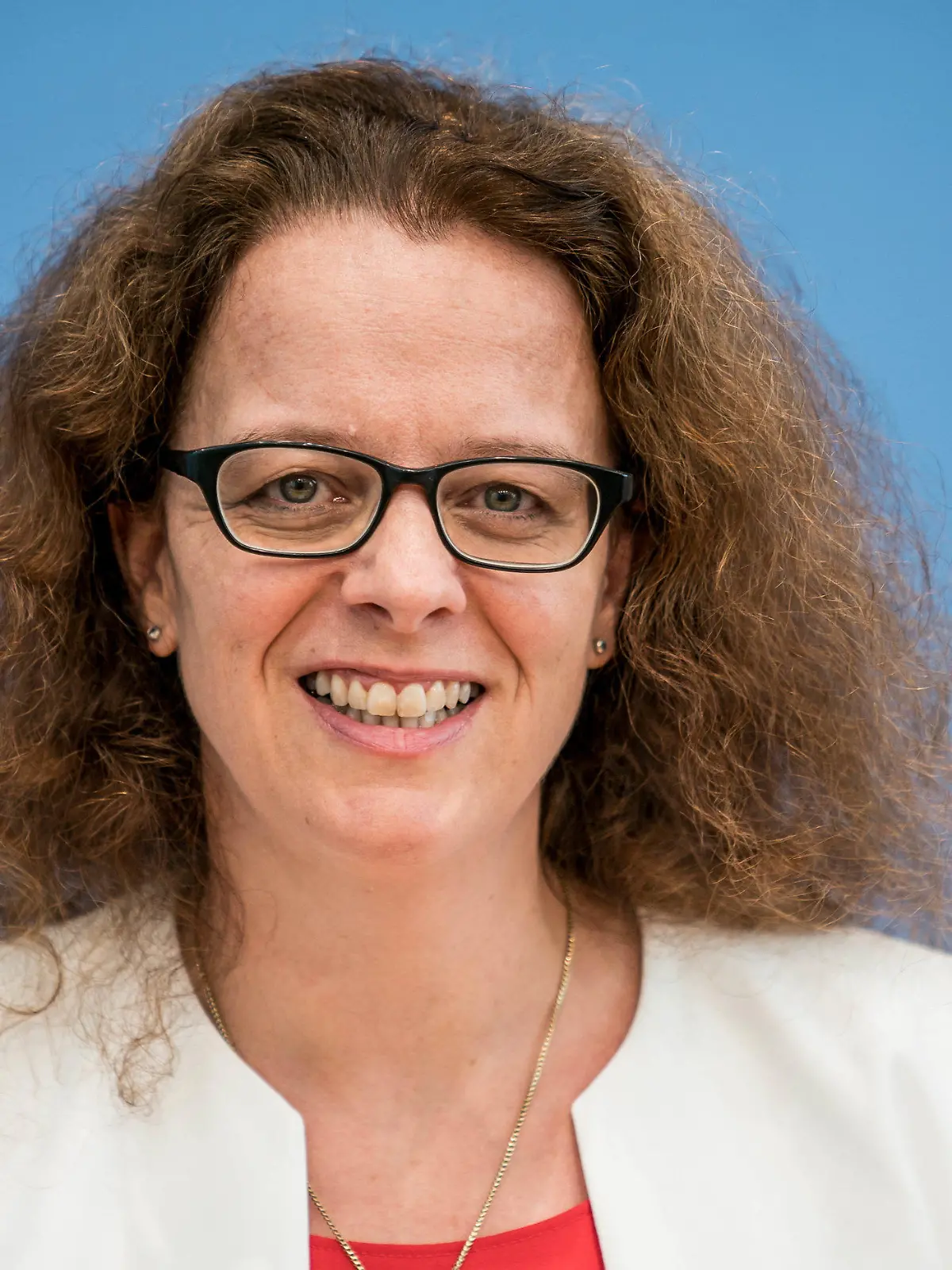 ARCHIV - 12.07.2019, Berlin: Isabel Schnabel, damals Professorin für Finanzmarktökonomie an der Rheinischen Friedrich-Wilhelms-Universität Bonn, lächelt auf einer Pressekonferenz.    (zu dpa "EZB-Direktorin Schnabel: Die Inflation wird wieder sinken") Foto: Michael Kappeler/dpa +++ dpa-Bildfunk +++