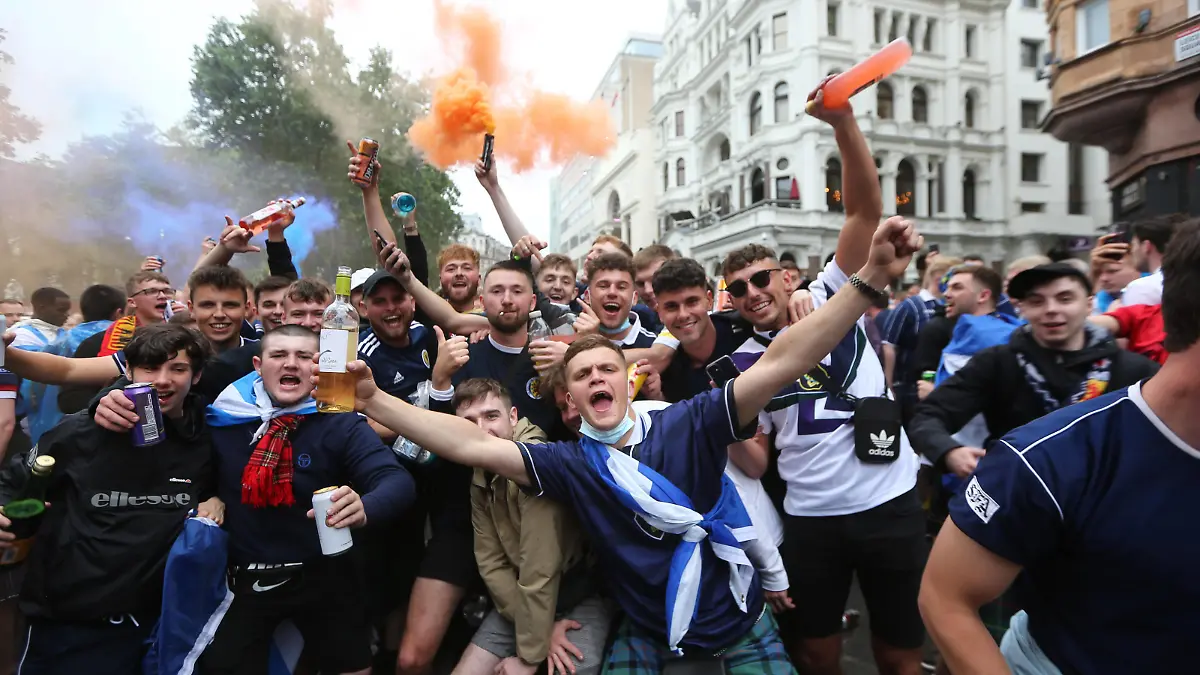 June 18, 2021, London, England, United Kingdom: Thousands of Scottish football fans party in London s West End ahead of UEFA EURO, EM, Europameisterschaft,Fussball 2020 match versus England tonight. As two teams prepares to play at Wembley Stadium, thousands of fans from Scotland started to arrive in London despite official warnings against travel. Credit Image: Tayfun Salci/ZUMA Wire PUBLICATIONxINxGERxSUIxAUTxHUNxONLY xTayfunxSalcix AC4Q1388.jpg 