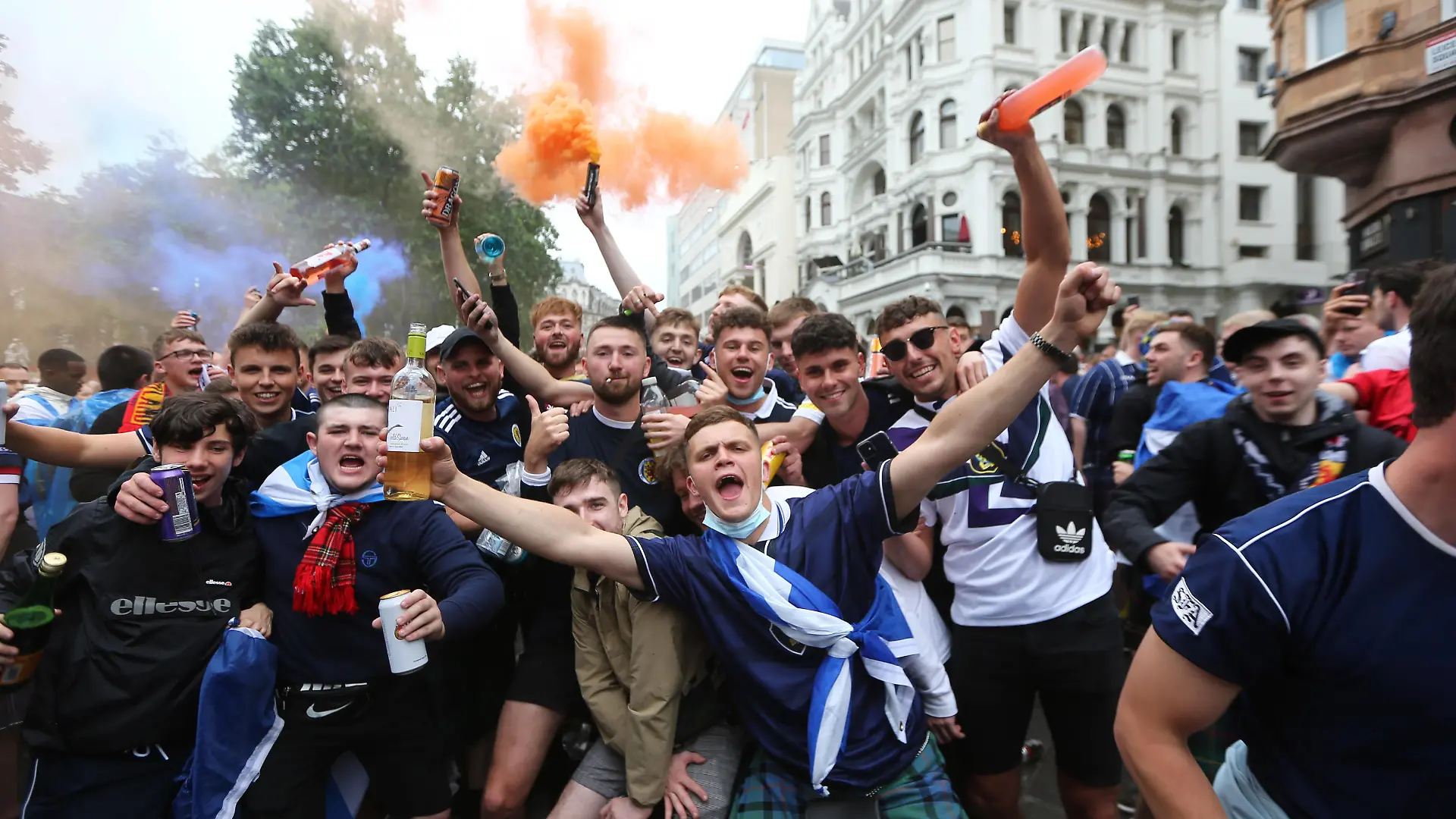 June 18, 2021, London, England, United Kingdom: Thousands of Scottish football fans party in London s West End ahead of UEFA EURO, EM, Europameisterschaft,Fussball 2020 match versus England tonight. As two teams prepares to play at Wembley Stadium, thousands of fans from Scotland started to arrive in London despite official warnings against travel. Credit Image: Tayfun Salci/ZUMA Wire PUBLICATIONxINxGERxSUIxAUTxHUNxONLY xTayfunxSalcix AC4Q1388.jpg