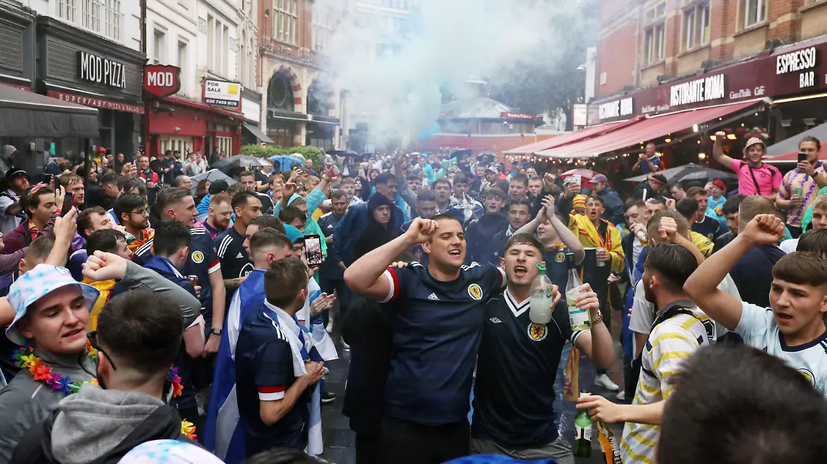 18.06.2021, Großbritannien, London: Fußball: EM, Vorrunde, Gruppe D, 2. Spieltag, England - Wales im Wembley Stadion. Schottische Fans feiern vor Beginn des Spiels auf dem Leicester Square. Foto: Kieran Cleeves/PA Wire/dpa +++ dpa-Bildfunk +++