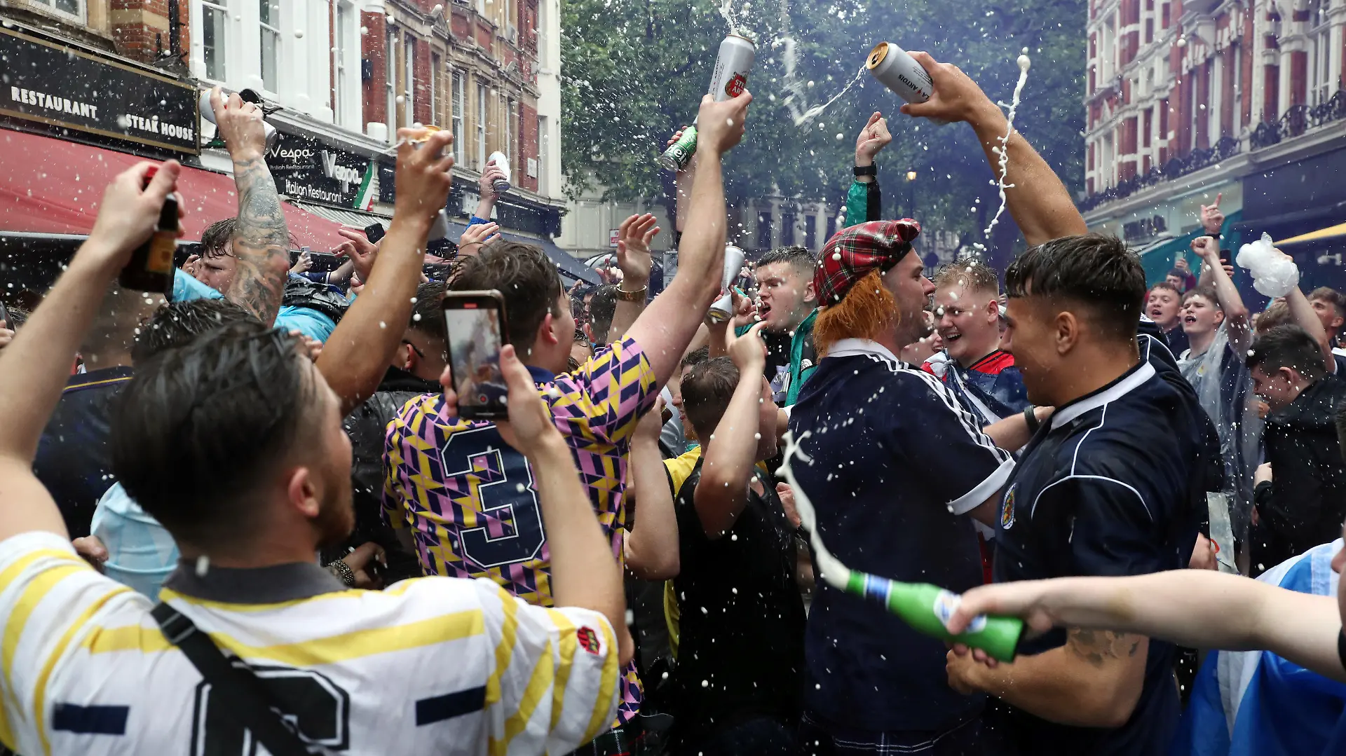 18.06.2021, Großbritannien, London: Fußball: EM, Vorrunde, Gruppe D, 2. Spieltag, England - Wales im Wembley Stadion. Schottische Fans feiern vor Beginn des Spiels. Foto: Kieran Cleeves/PA Wire/dpa +++ dpa-Bildfunk +++