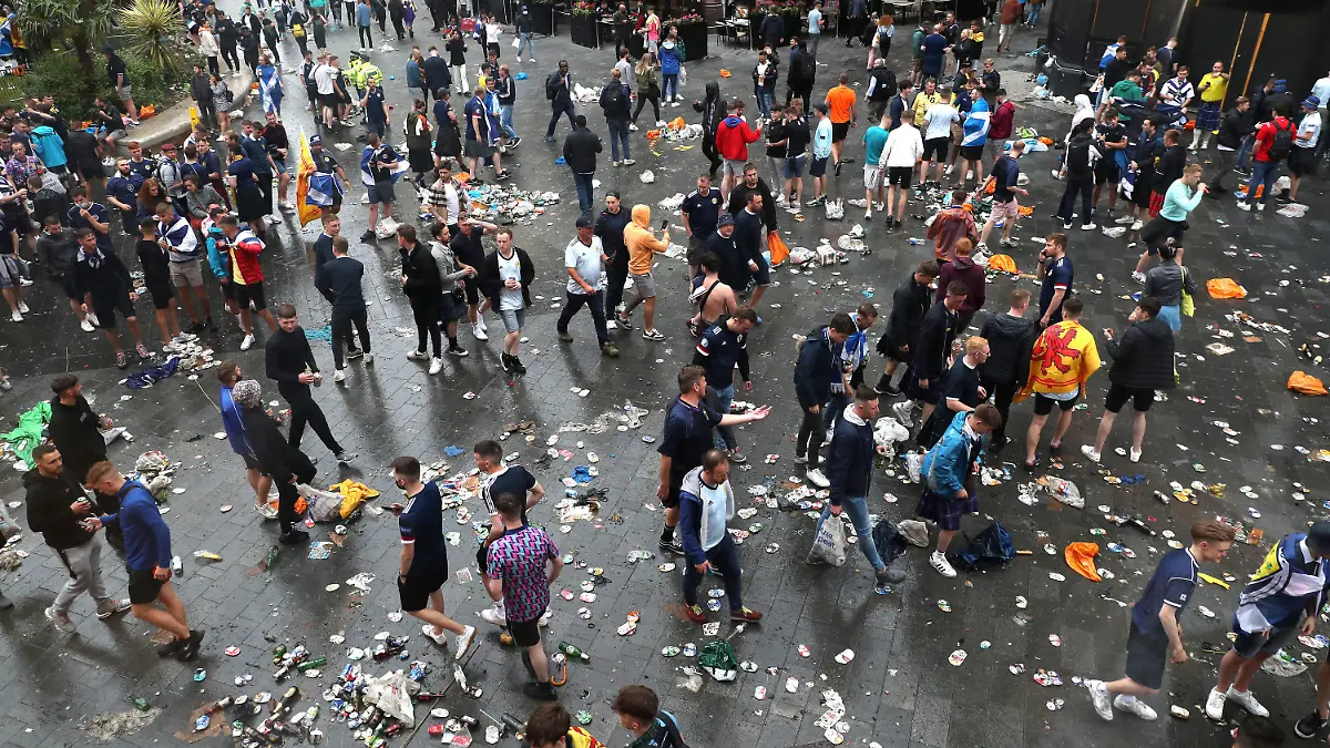 18.06.2021, Großbritannien, London: Fußball: EM, England - Schottland, Vorrunde, Gruppe D, 2. Spieltag, vor dem Spiel: Schottische Fans versammeln sich vor Spielbeginn auf dem Leicester Square. Foto: Kieran Cleeves/PA Wire/dpa +++ dpa-Bildfunk +++