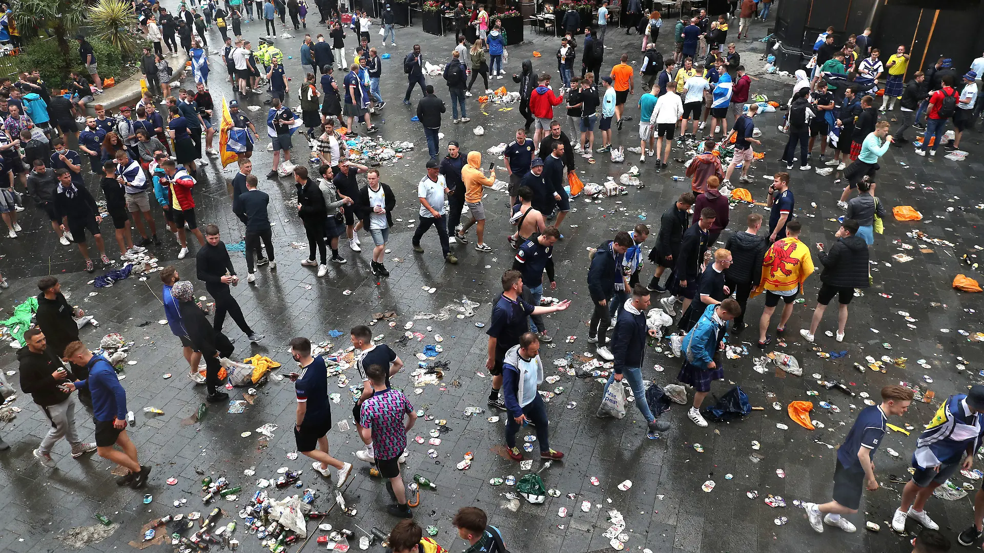 18.06.2021, Großbritannien, London: Fußball: EM, England - Schottland, Vorrunde, Gruppe D, 2. Spieltag, vor dem Spiel: Schottische Fans versammeln sich vor Spielbeginn auf dem Leicester Square. Foto: Kieran Cleeves/PA Wire/dpa +++ dpa-Bildfunk +++