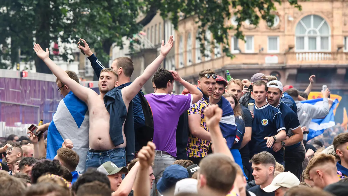 Scotland fans gather in Leicester Square, London, ahead of the UEFA EURO, EM, Europameisterschaft,Fussball 2020 match between England and Scotland at Wembley. Picture date: Friday June 18, 2021. Photo credit should read: Matt Crossick/Empics PUBLICATIONxINxGERxSUIxAUTxHUNxONLY xMattxCrossickx ee_scotland_fans_010.JPG 