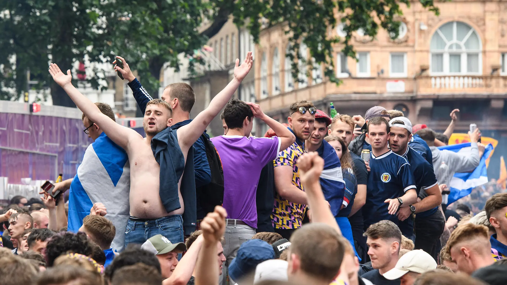 Scotland fans gather in Leicester Square, London, ahead of the UEFA EURO, EM, Europameisterschaft,Fussball 2020 match between England and Scotland at Wembley. Picture date: Friday June 18, 2021. Photo credit should read: Matt Crossick/Empics PUBLICATIONxINxGERxSUIxAUTxHUNxONLY xMattxCrossickx ee_scotland_fans_010.JPG