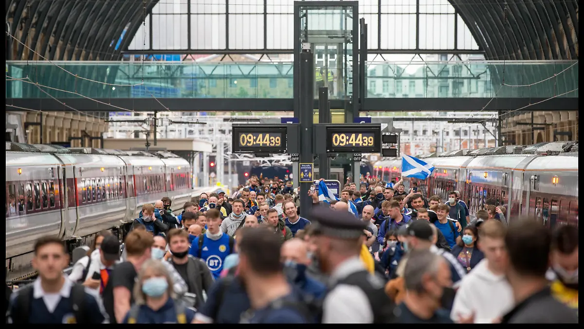  18/06/2021. London, United Kingdom. Scotland Fans in London. Scottish football fans arrive at Kings Cross station in London for the European Championship, EM, Europameisterschaft tie versus England at Wembley Stadium of Friday 18th June. PUBLICATIONxINxGERxSUIxAUTxHUNxONLY xMartynxWheatleyx/xixImagesx IIM-22294-0032 