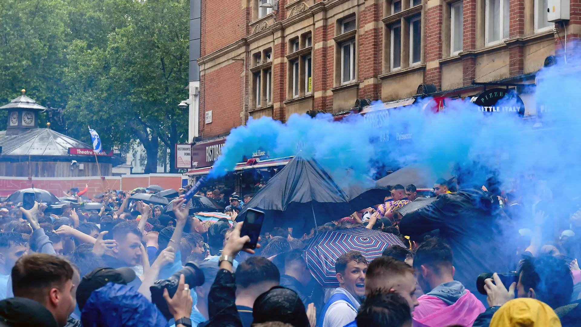 Football - 2021 UEFA European Championships - Finals - Group D - England vs Scotland - Wembley Stadium Scotland fans in party mood in Leicester Square. COLORSPORT/ASHLEY WESTERN PUBLICATIONxNOTxINxUK