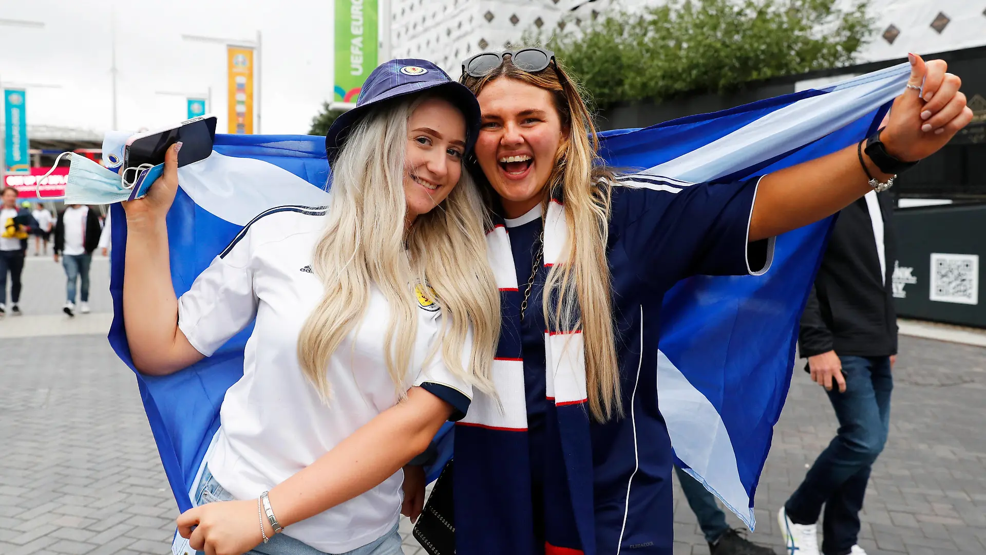 18th June 2021 Wembley Stadium, London, England 2021 European Football Championships, England versus Scotland Excited Scotland fans outside Wembley Stadium PUBLICATIONxNOTxINxUK ActionPlus12297310 JohnxPatrickxFletcher