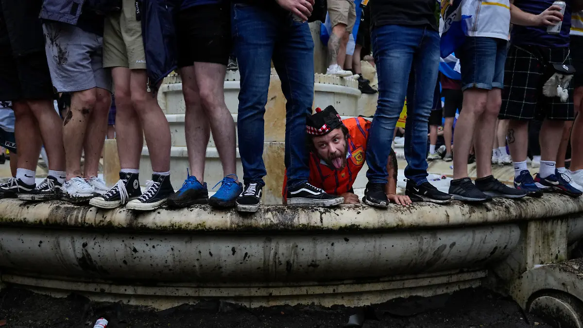 18.06.2021, Großbritannien, London: Fußball: EM, England - Schottland, Vorrunde, Gruppe D, 2. Spieltag, vor dem Spiel. Schottische Fans sind auf eine Statue von William Shakespeare auf dem Leicester Square geklettert. Foto: Kirsty Wigglesworth/AP/dpa +++ dpa-Bildfunk +++